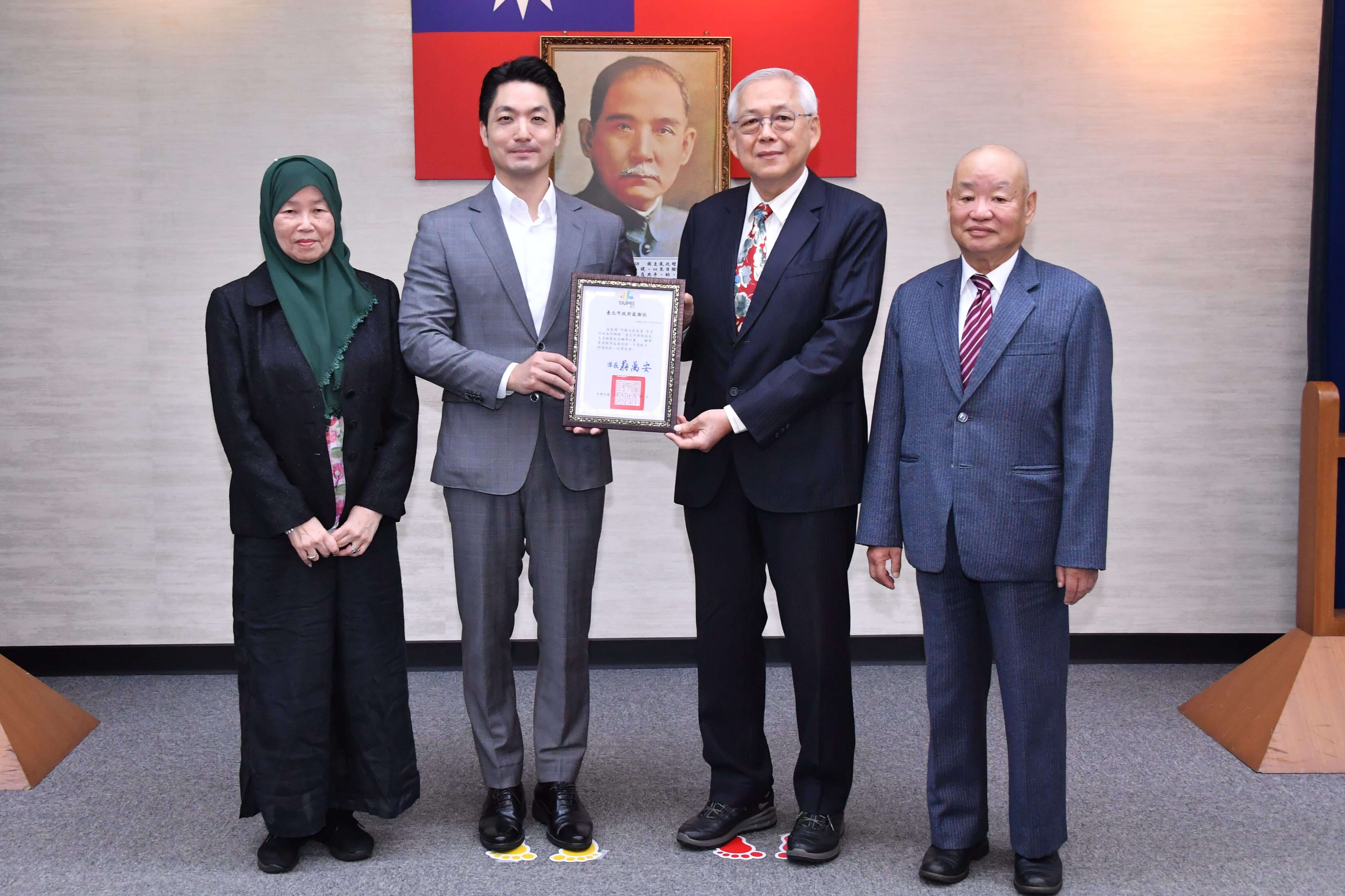臺北市長蔣萬安頒發感謝狀予「中國回教協會」(圖片來源：臺北市政府觀光傳播局)