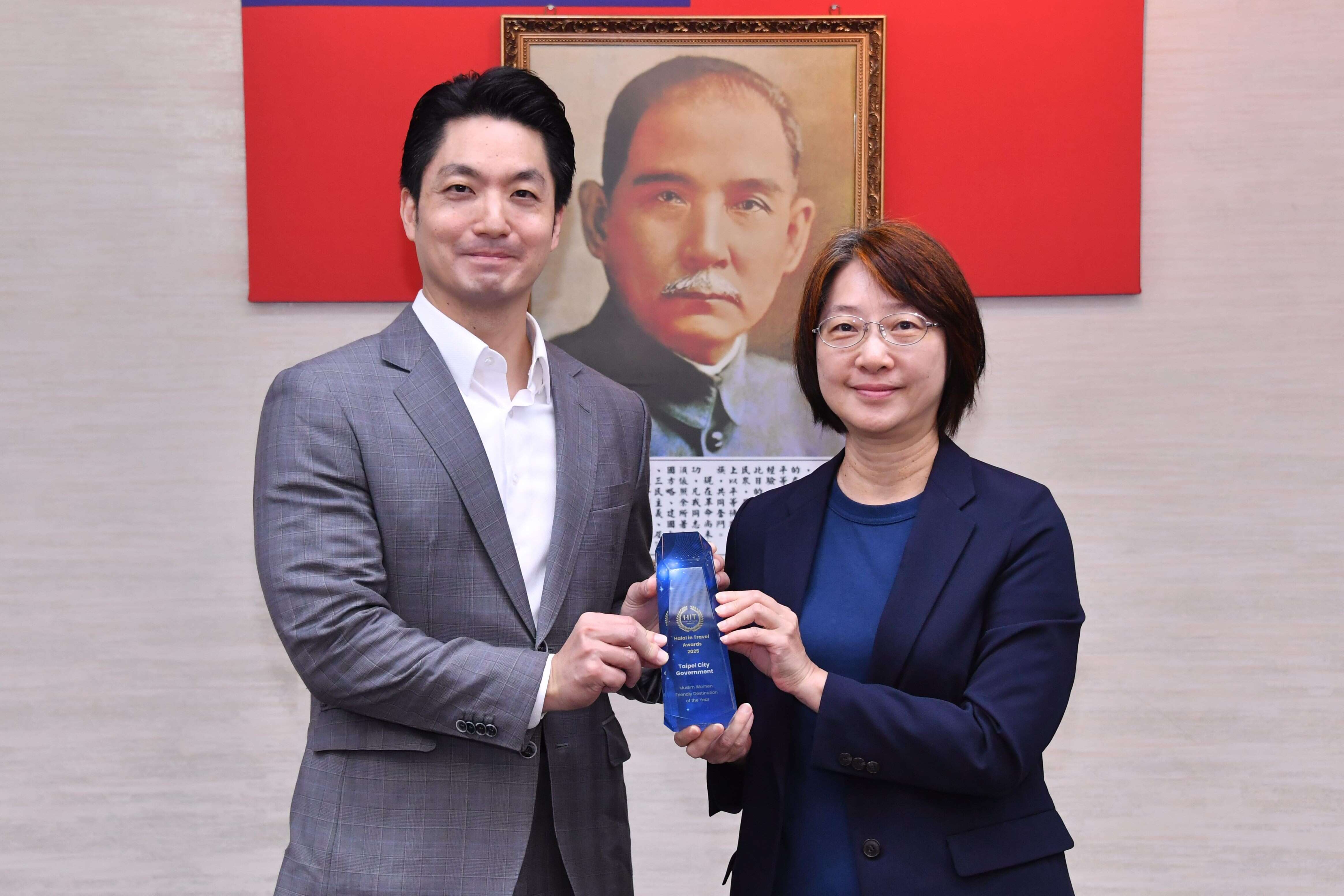 觀傳局蕭君杰副局長將2025「穆斯林婦女友善旅遊目的地城市獎」獻予蔣萬安市長(圖片來源：臺北市政府觀光傳播局)