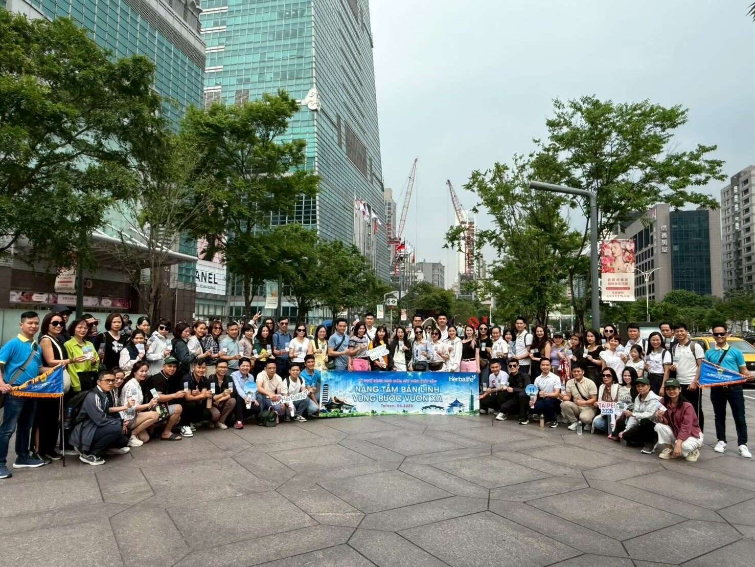 「CONG TY TNHH MTV HERBALIFE」獎勵旅遊團共620人分批來臺，於台北101等知名地標前留影。(圖片來源：臺北市政府觀光傳播局)
