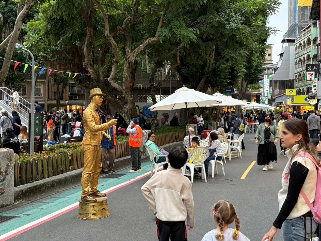 街頭藝人展現聖誕魅力（圖片來源：台北市商業處）