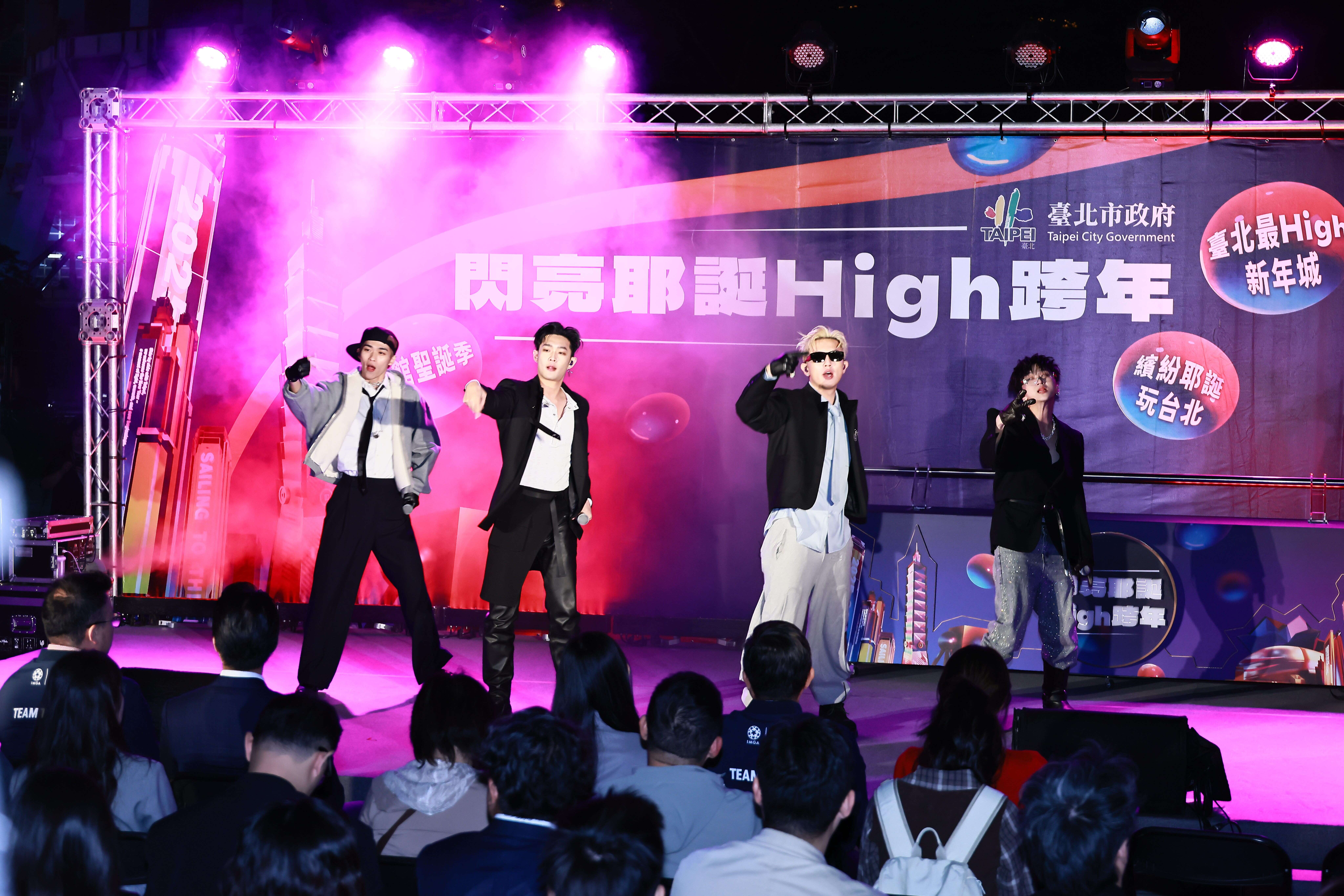 「闪亮耶诞High跨年」宣传记者会，跨年晚会卡司全创作冠军男团UNUS热唱开场。（图片来源：台北市政府观光传播局）