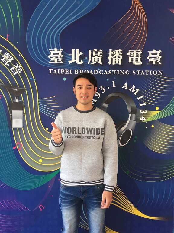 混血型男林安可接受台北电台「运动Spotlight」节目访问