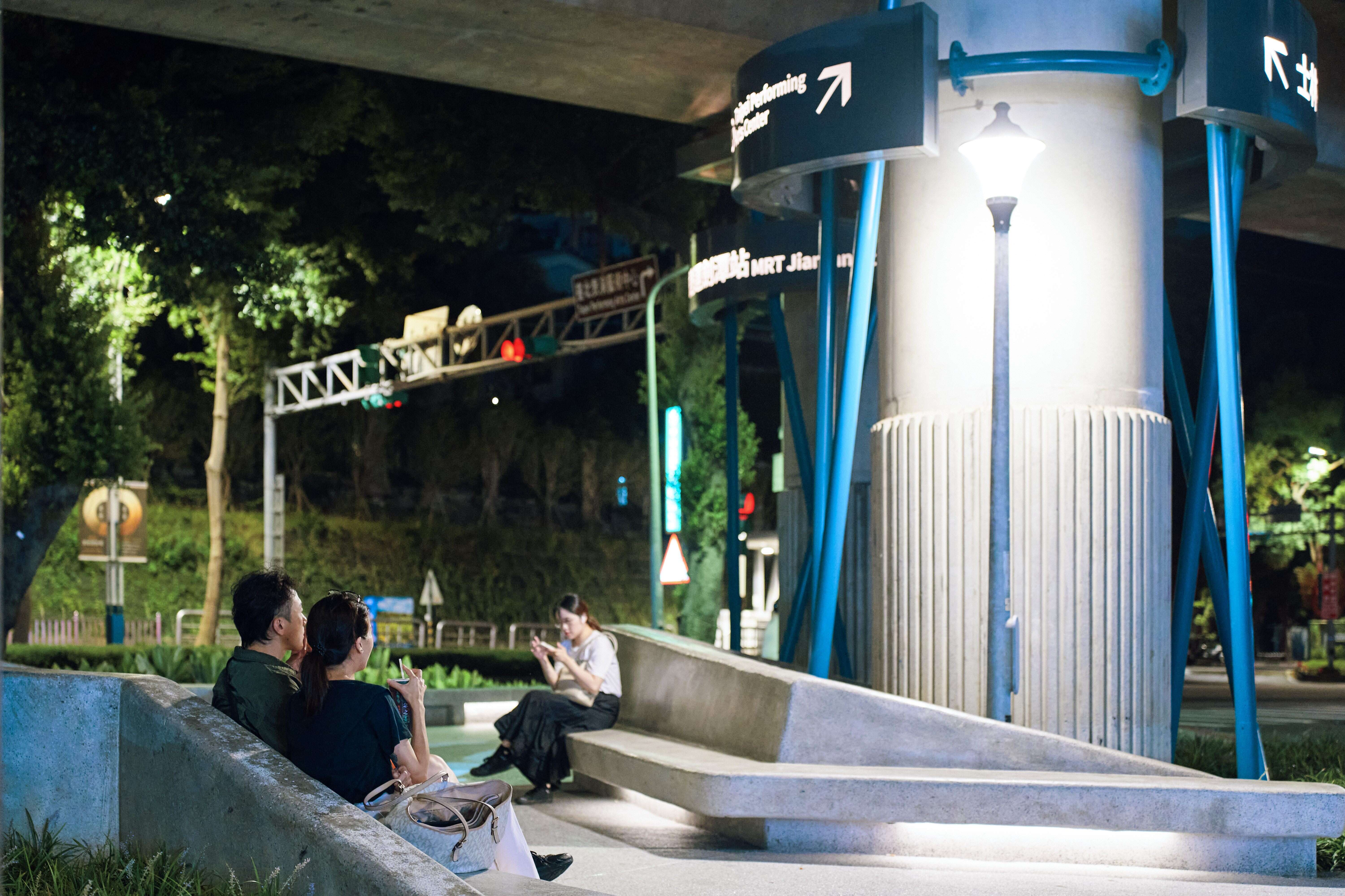 邻近士林夜市的桥下绿廊，让观光客有就近停留、休憩的空间。 （图片来源：台北市政府工务局公园路灯工程管理处）