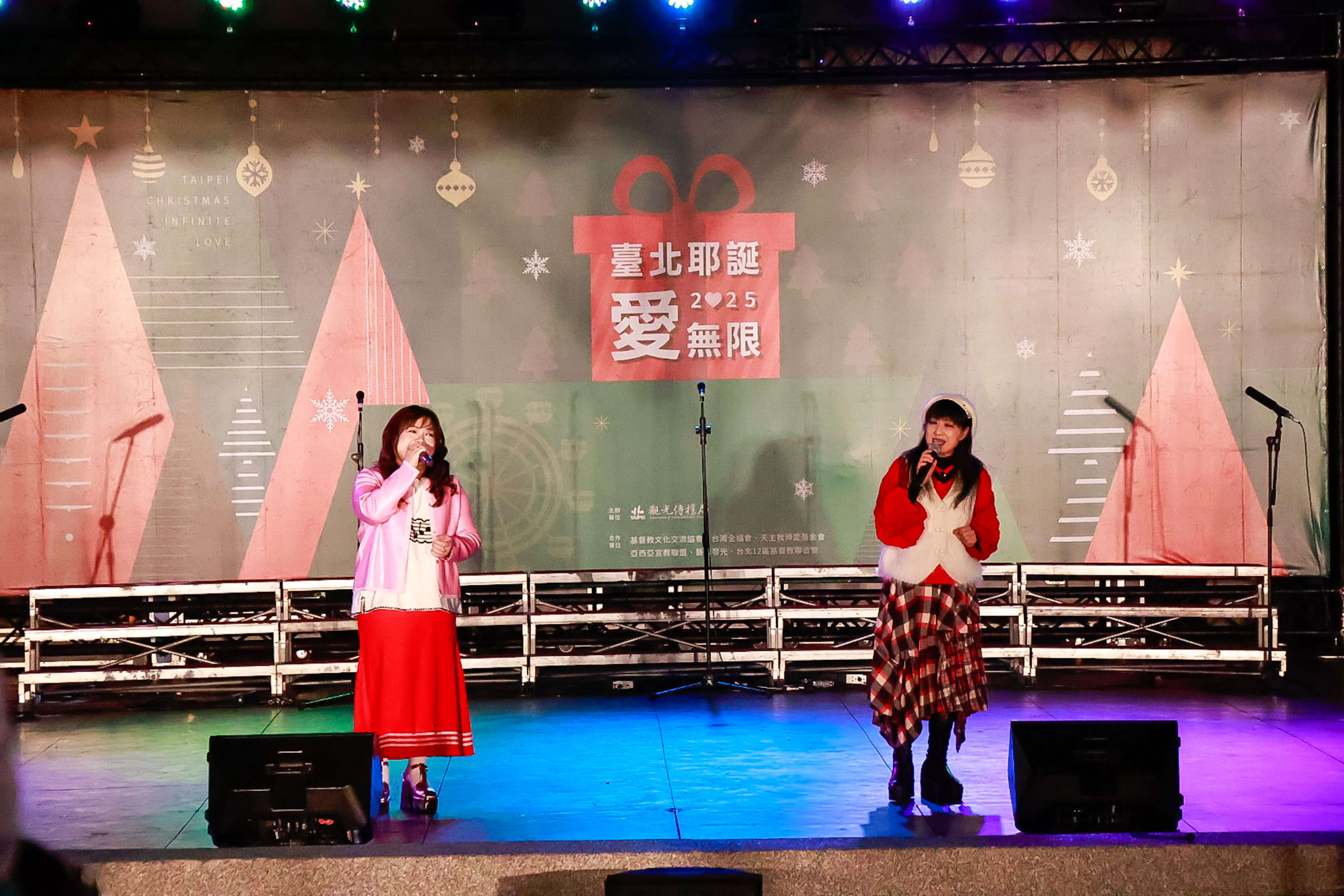 三屆金曲獎得主南方二重唱以天籟嗓音帶領觀眾重回純真美好的民歌歲月。（圖片來源：臺北市政府觀光傳播局）