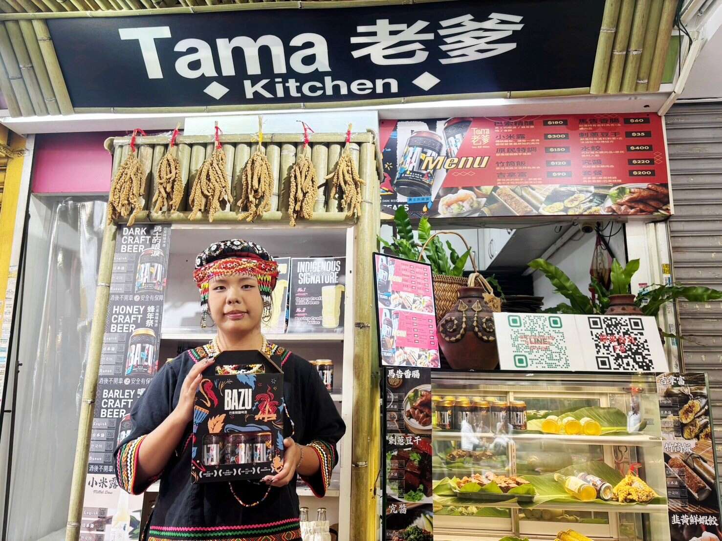 Tama老爹Kitchen計畫主持人田高慈展示商品 （圖片來源：臺北市政府原住民族事務委員會）