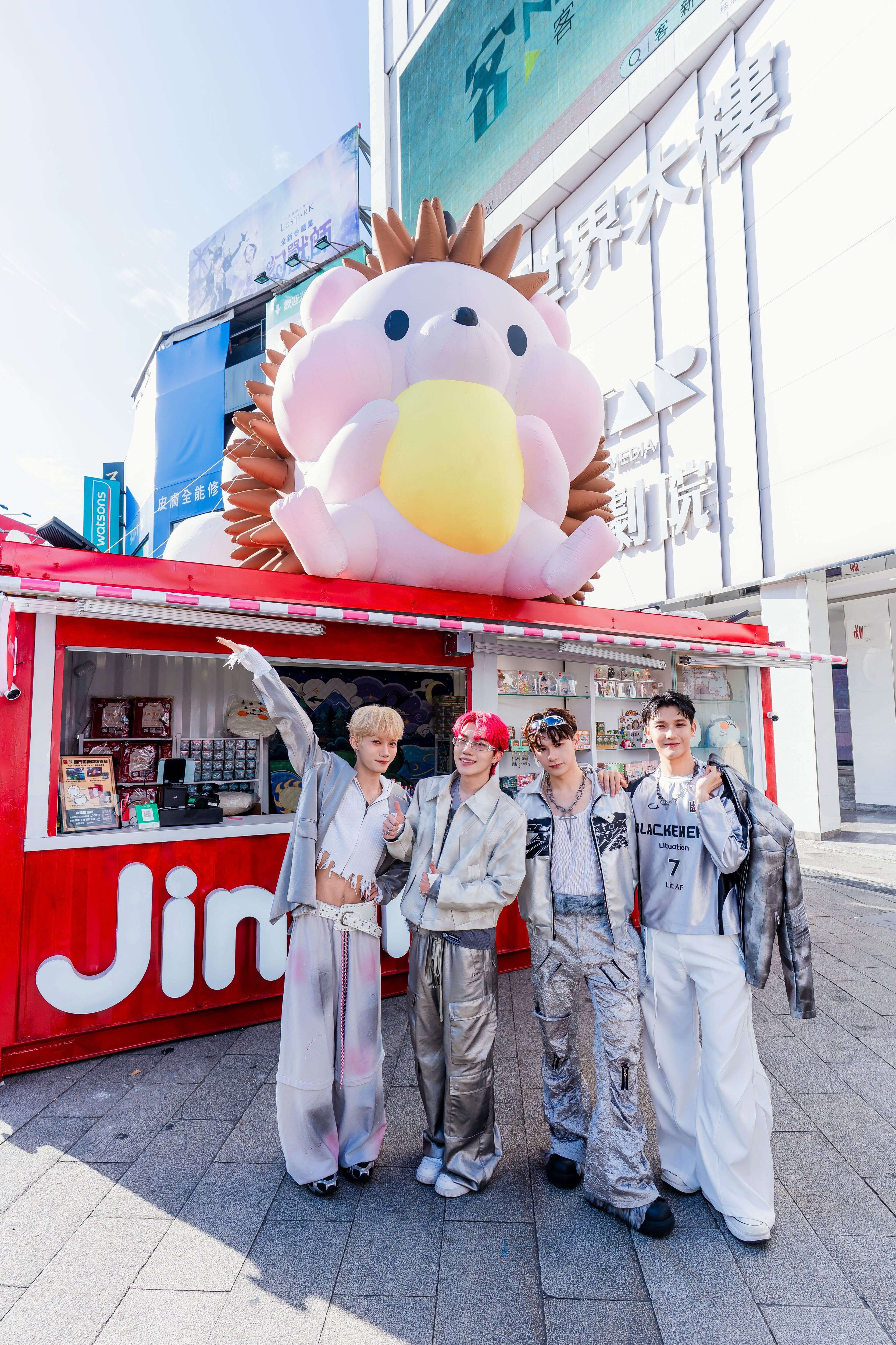 活動大使VERA與西門PLAY樂購町特色IP合影 （圖片來源：臺北市商業處）