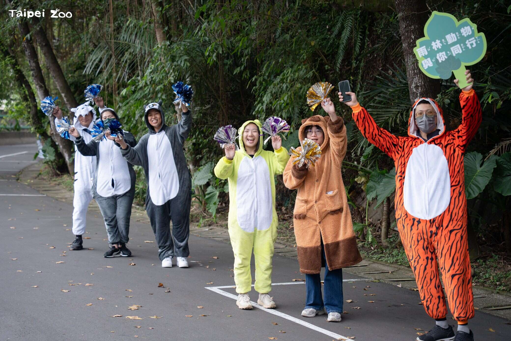 沿途賽道上有百人扮裝的動物加油團鼓舞跑者。（圖片來源：臺北市立動物園）
