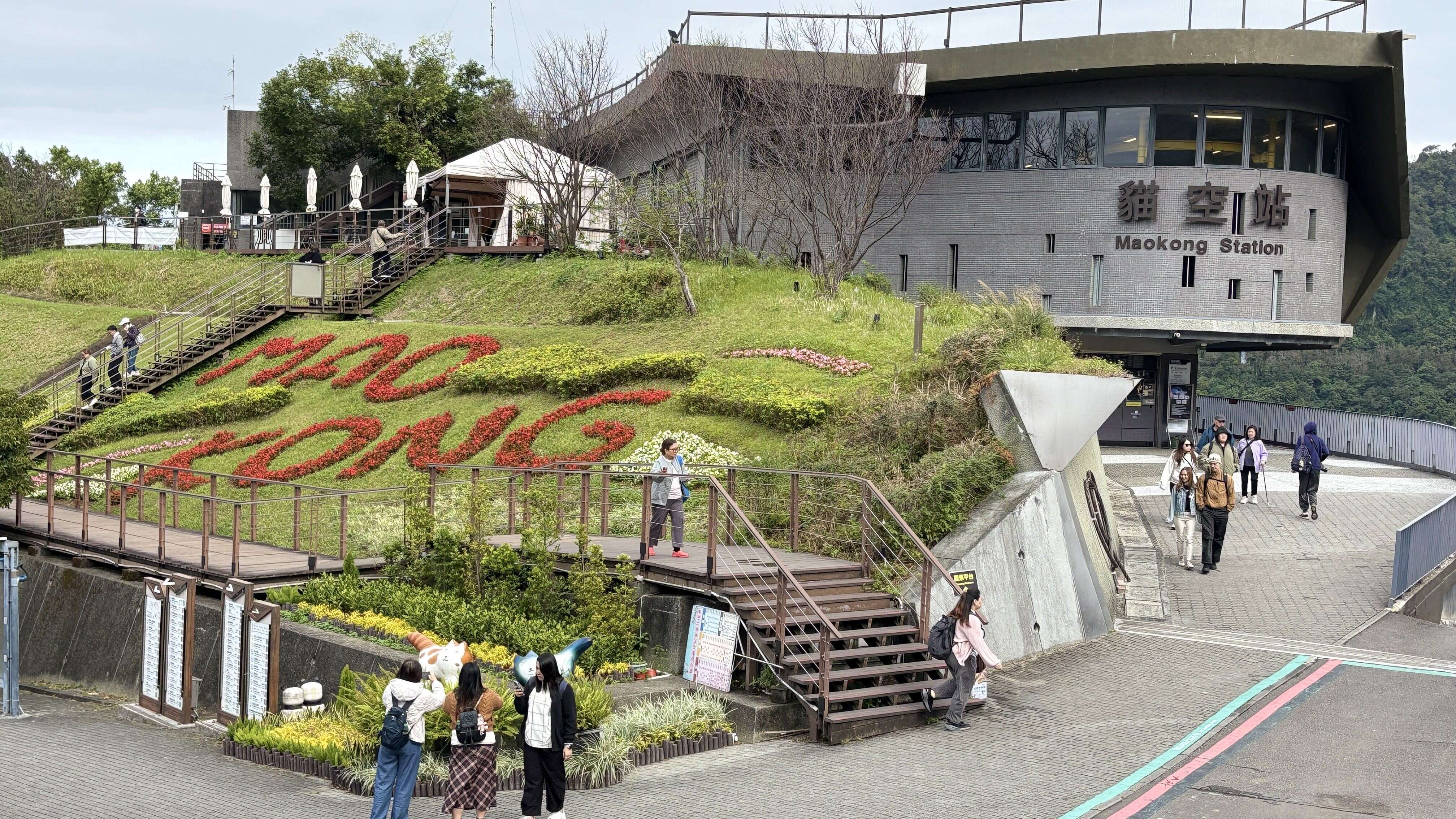 步出貓空站映入眼簾的花海（圖片來源：臺北市政府工務局公園路燈工程管理處）