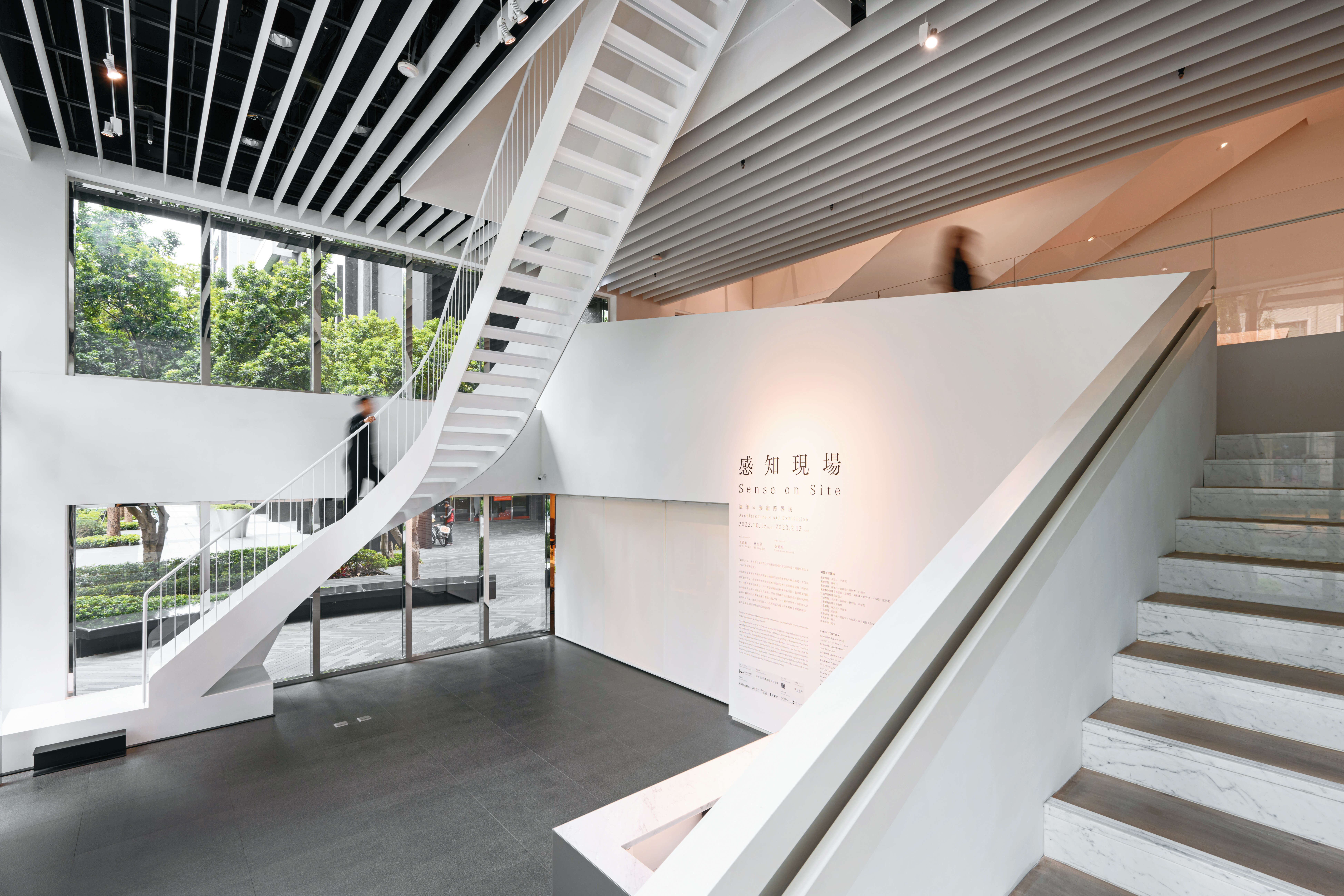 P20-23 漫遊-2@忠泰美術館-忠泰美術館擅長依展覽主題調整空間設置，曾架設「天井樓梯」打造沉浸式觀展體驗。