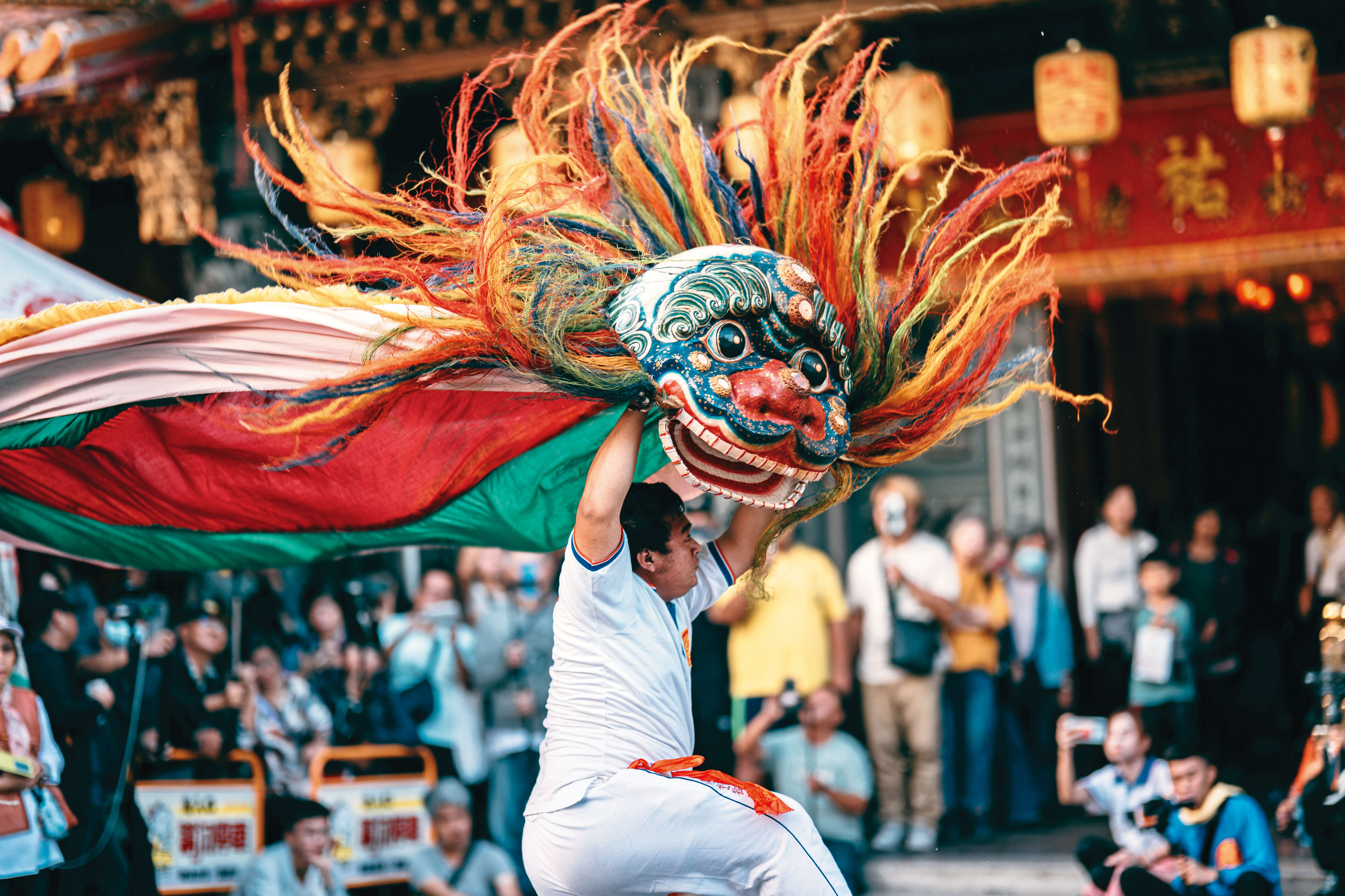 P28-31 風格－3大龍峒金獅團於遶境祈福活動出陣，隨舞揚動的獅頭顯得光彩耀眼。（攝影／陳正諺）