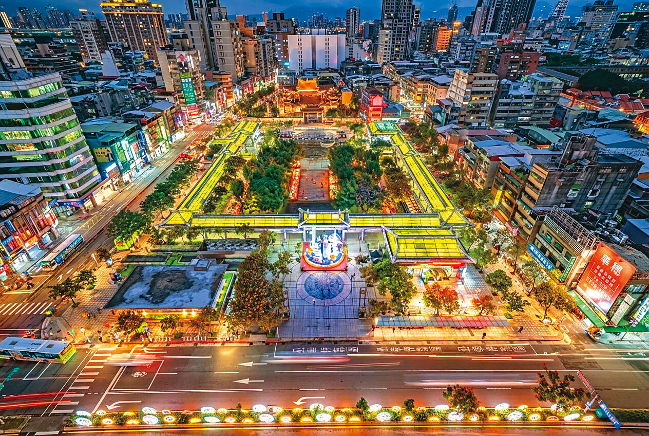 P32-35-写真-7@邓珍诗-2021年台北灯节的灯海沿着艋舺街廓铺展,勾勒出传统与现代交会的轴线。(摄影/邓珍诗)(图4-7:台北市北门相机商圈发展协会)