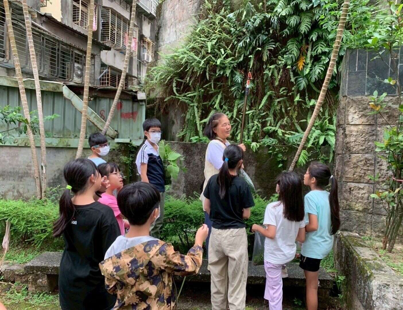 聆聽介紹（圖片來源：臺北市政府客家事務委員會）