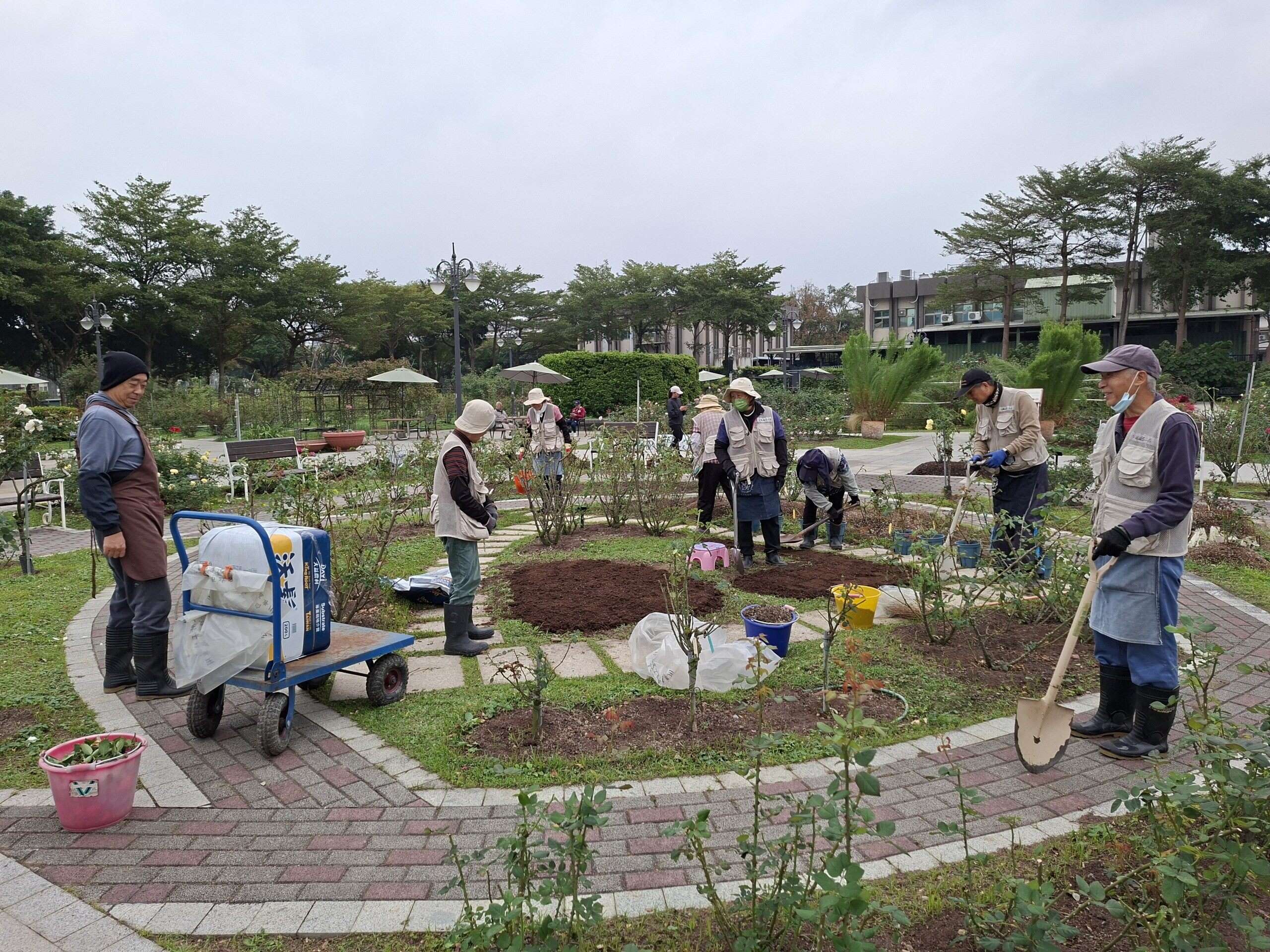 志工整地中（圖片來源：臺北市政府工務局公園路燈工程管理處）
