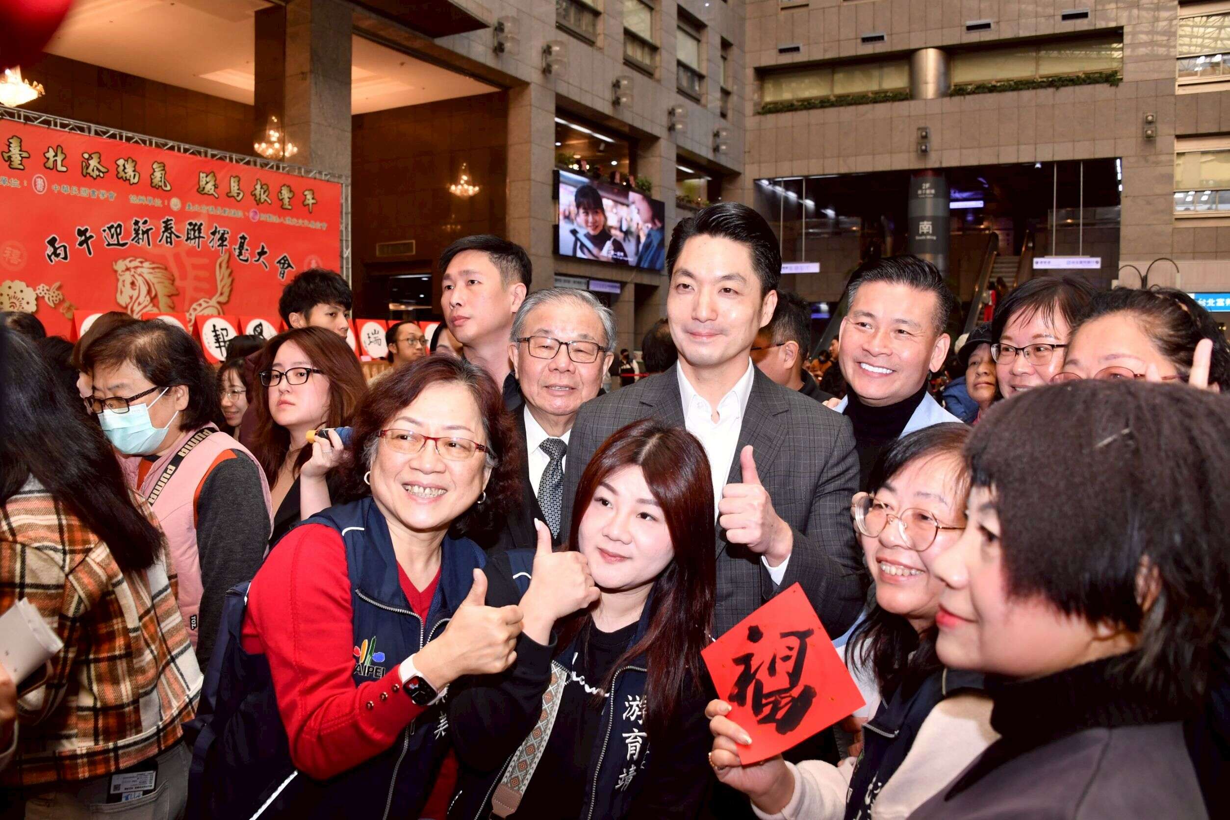 蒋市长与书法家、学生们合影（图片来源：台北市政府秘书处媒体事务组）