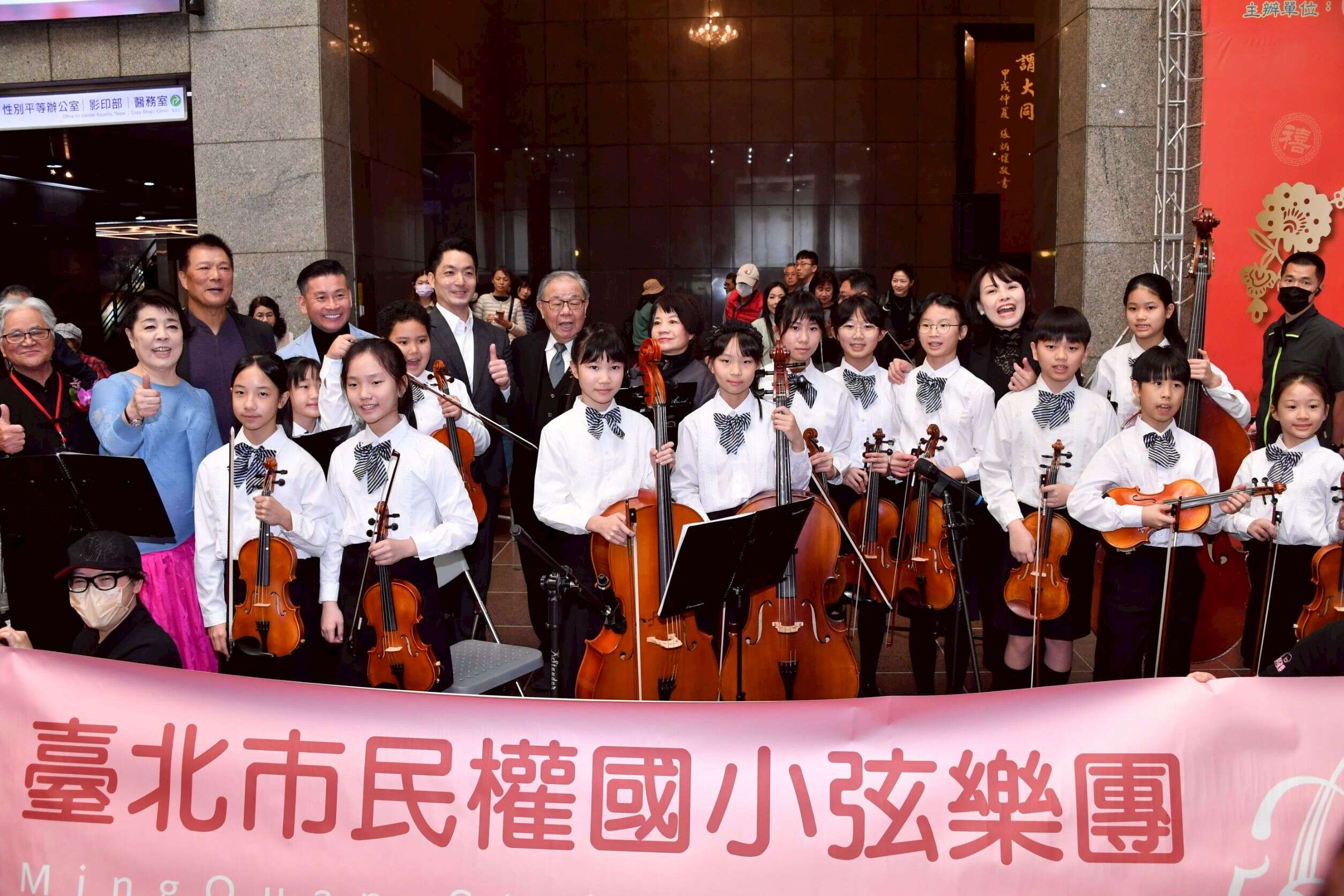 蒋市长与书法家、国小学生们合影（图片来源：台北市政府秘书处媒体事务组）