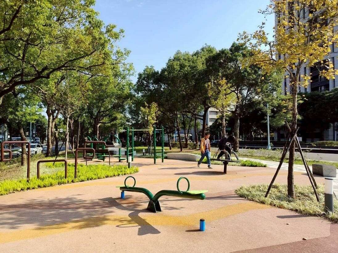 中正138号绿地开放且笔直的林荫环境、解说牌、体健设施及游戏场等，踏进其中便可感到放松氛围（图片来源：台北市政府工务局公园路灯工程管理处）