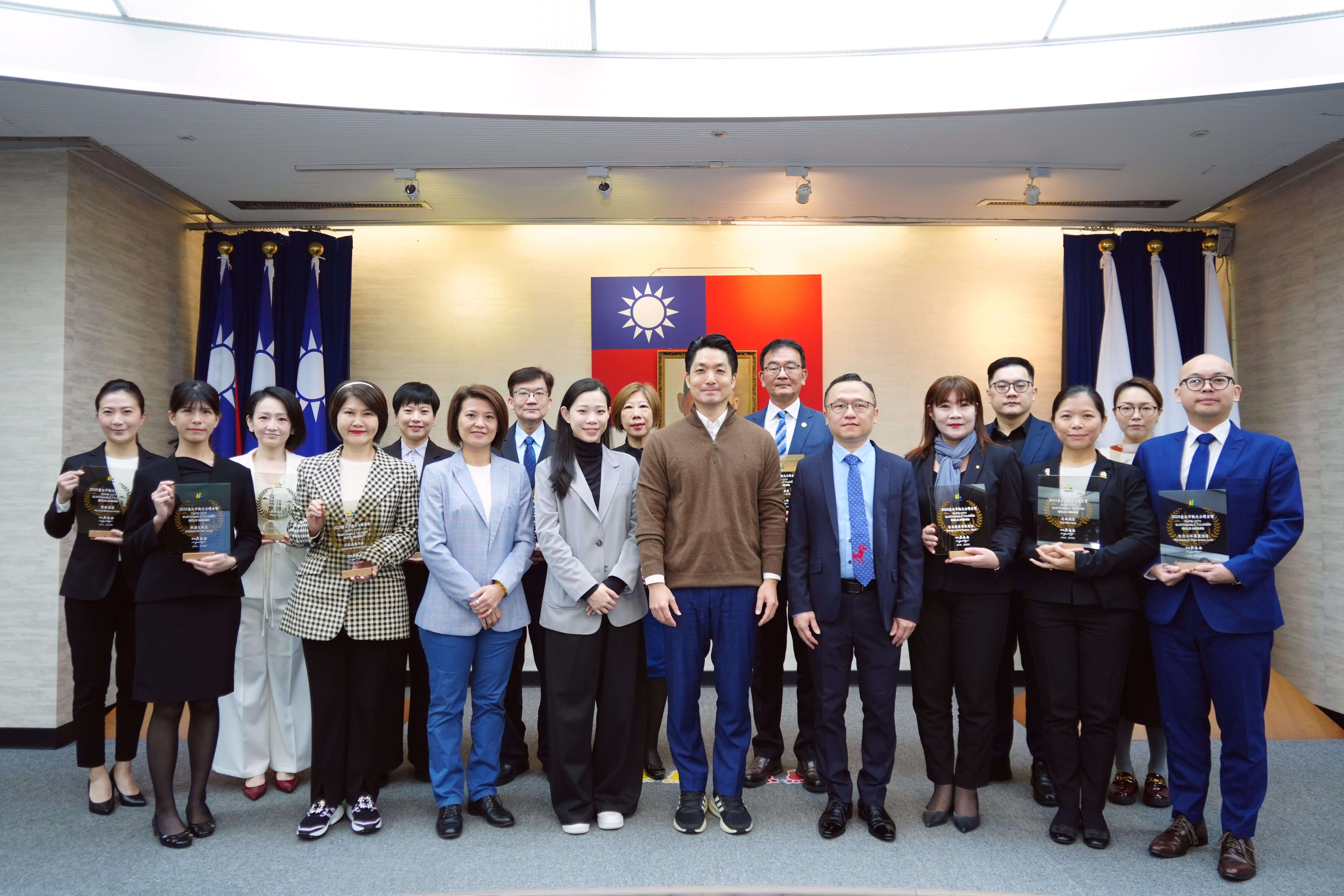 業者組獲獎旅館與蔣萬安市長合影（圖片來源：臺北市政府觀光傳播局）