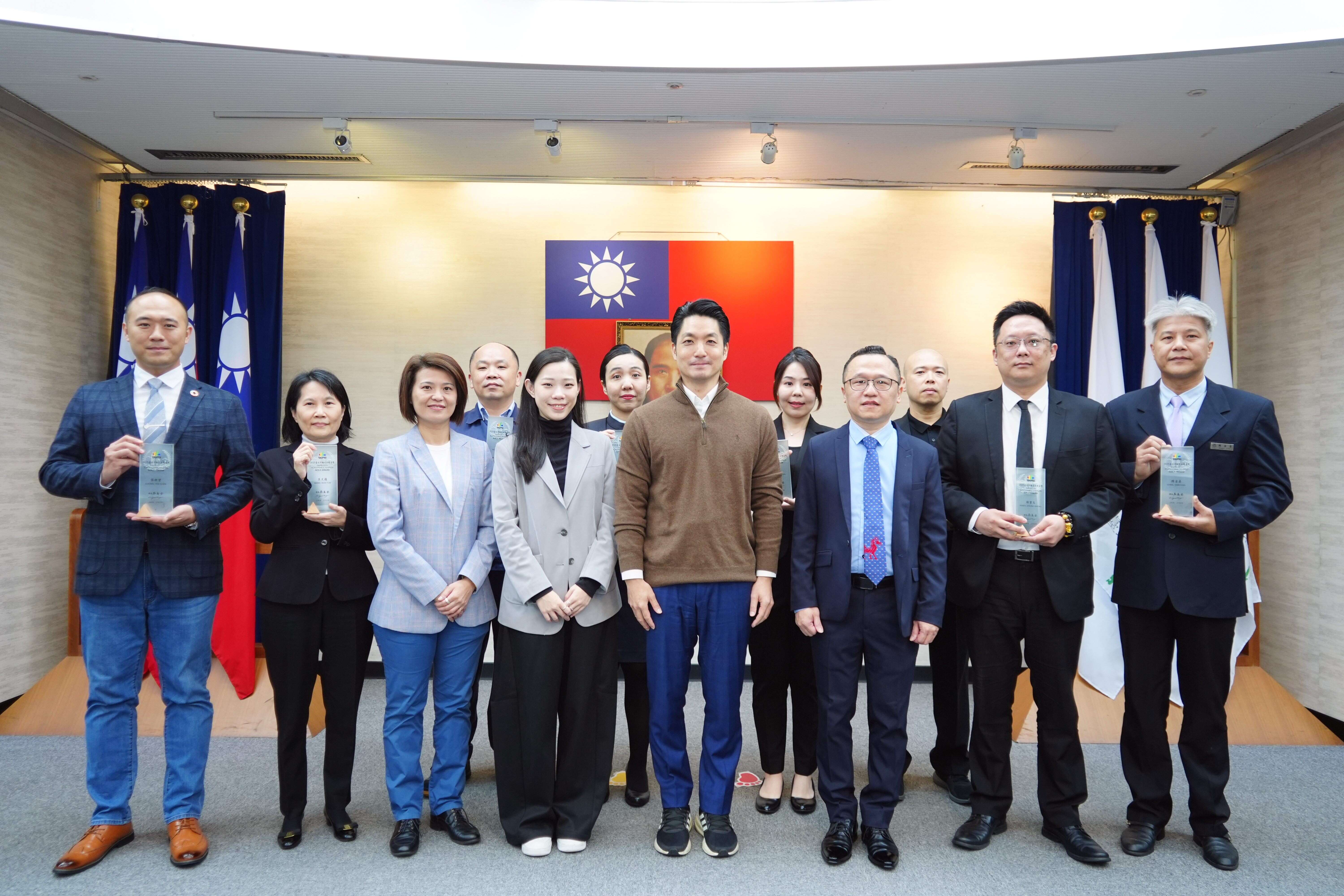 受僱人員組獲獎者與蔣萬安市長合影（圖片來源：臺北市政府觀光傳播局）