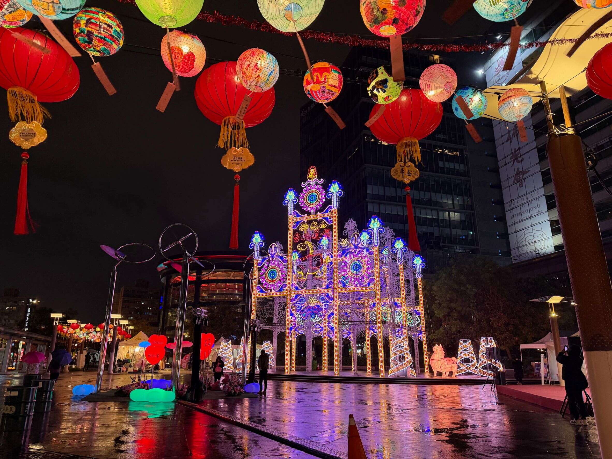 佛光山台北道场展出「希望之门」灯饰（图片来源：台北市政府观光传播局）
