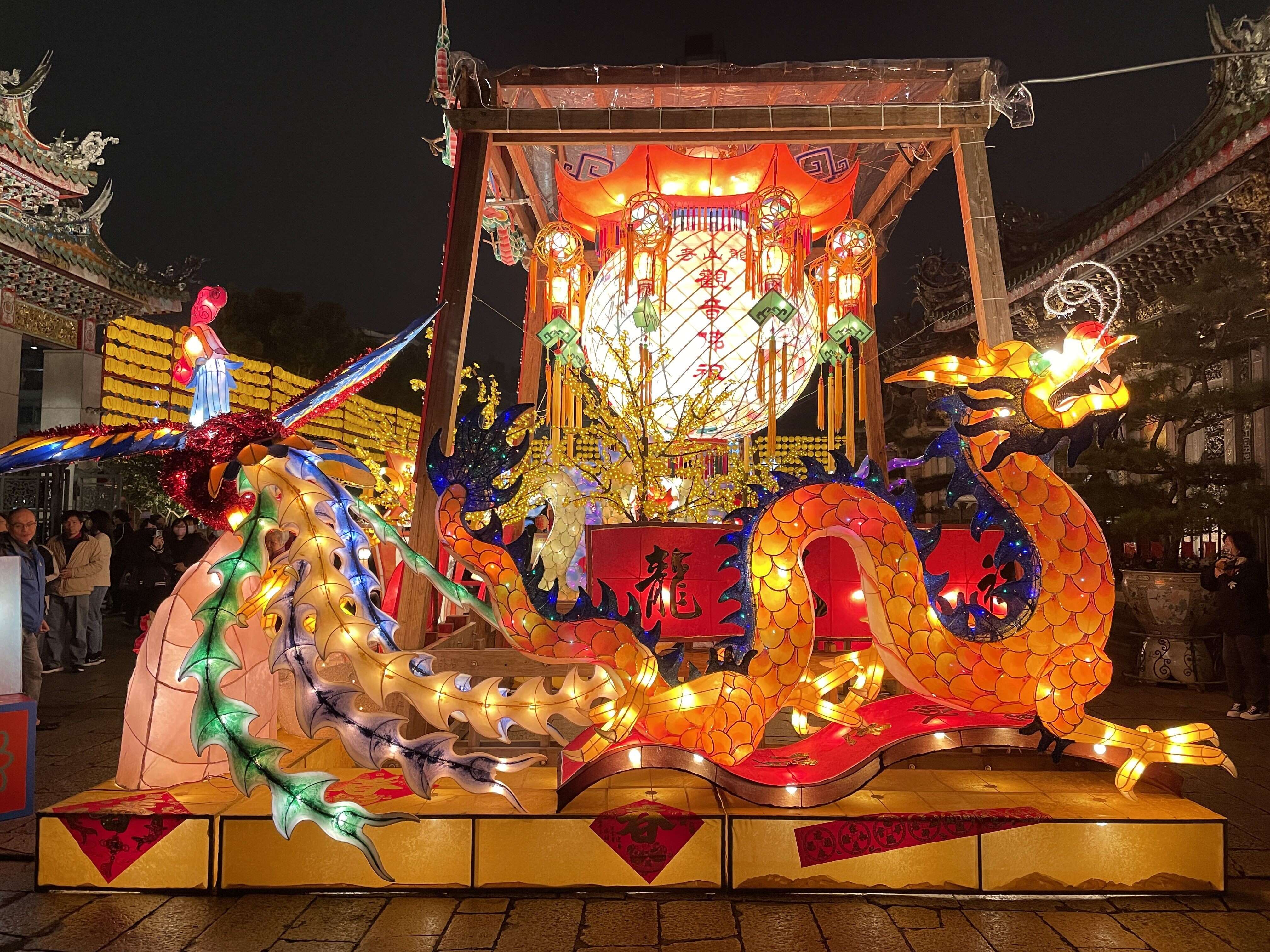 艋舺龙山寺展出的平安灯（图为2024年灯饰）（图片来源：台北市政府观光传播局）