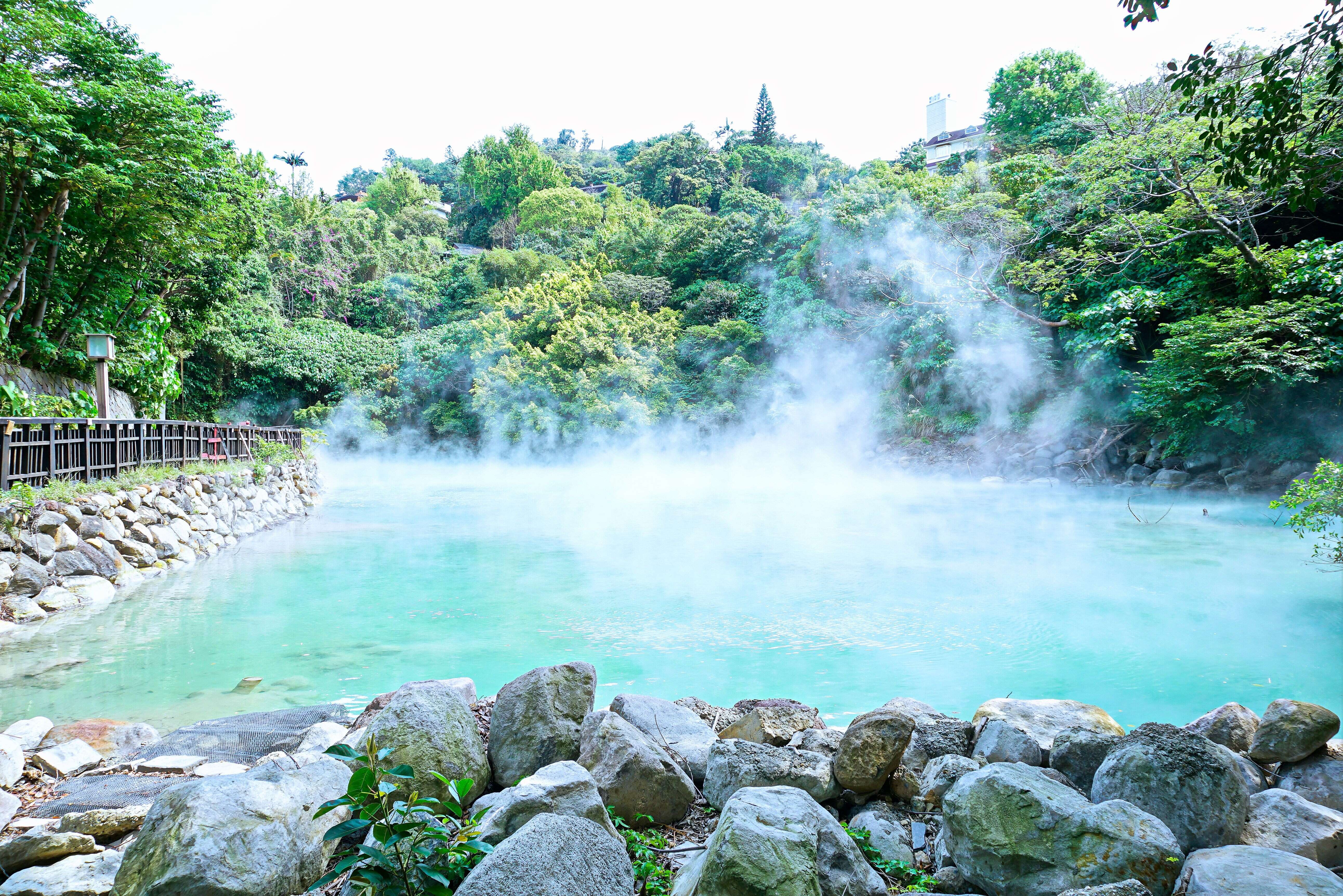 北投地熱谷熱氣蒸騰，展現獨特地熱景觀。（圖片來源：臺北市政府觀光傳播局）