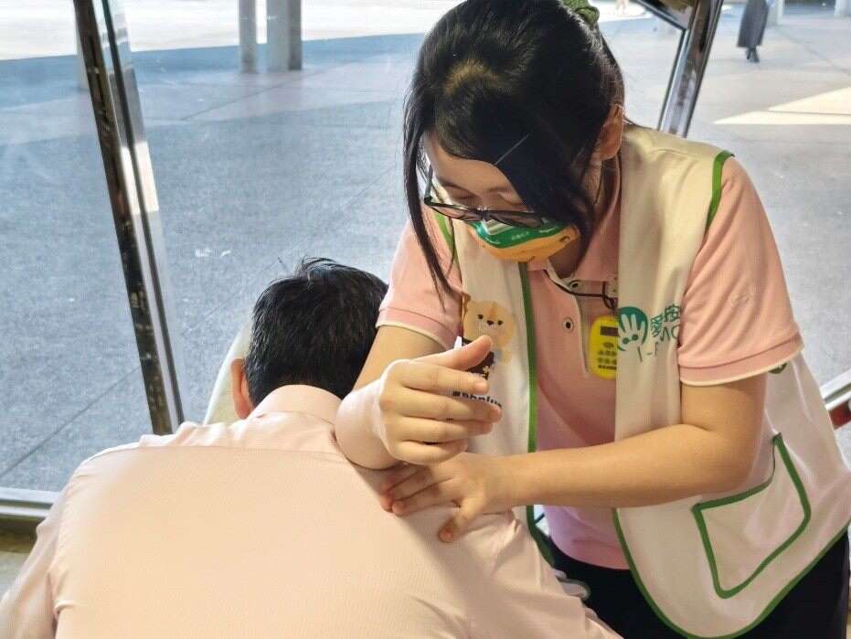 台北市劳动力重建运用处办理推广按摩活动照片（图片来源：台北市政府劳动局）