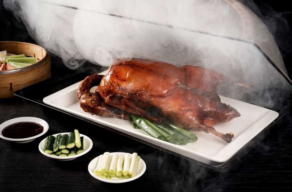 圖說：台北六福萬怡酒店神仙燒鵝外皮香酥，肉質細膩油滑。（台北六福萬怡酒店提供）