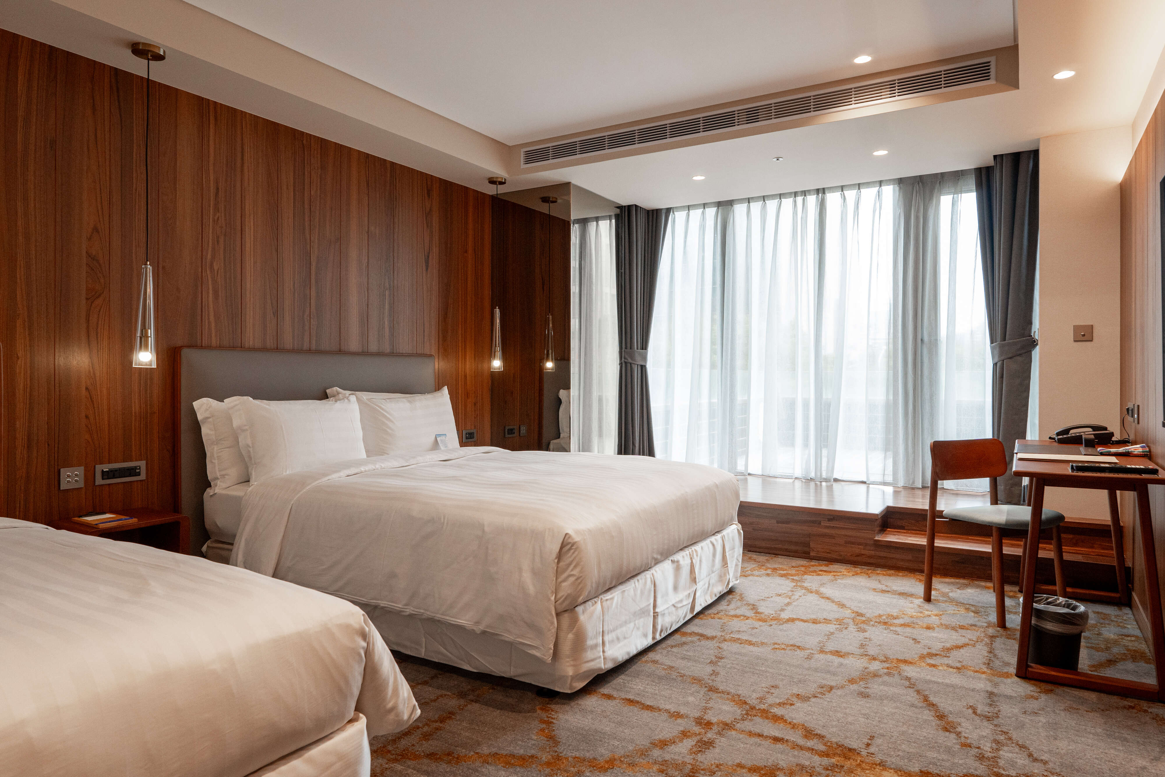 意寬精品旅館Home Hotel全新豪華驚豔露臺房25坪。（意寬精品旅館提供）