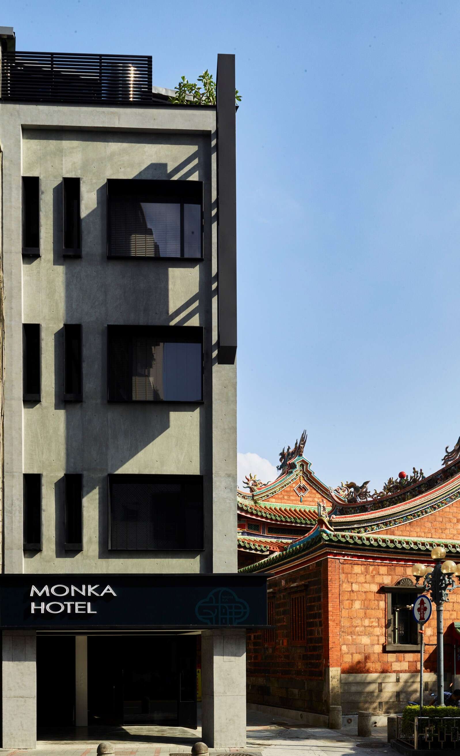 文舺行旅是距离龙山寺最近的旅宿，可以近距离看到龙山寺的文化之美。（文舺行旅提供）