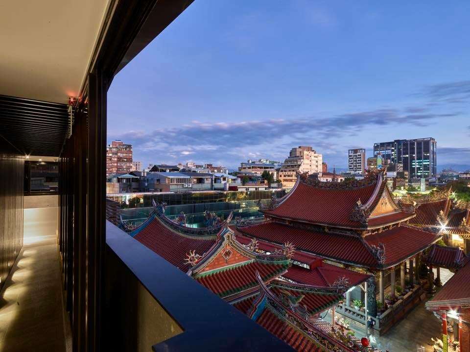 文舺行旅是距离龙山寺最近的旅宿，可以近距离看到龙山寺的文化之美。（文舺行旅提供）
