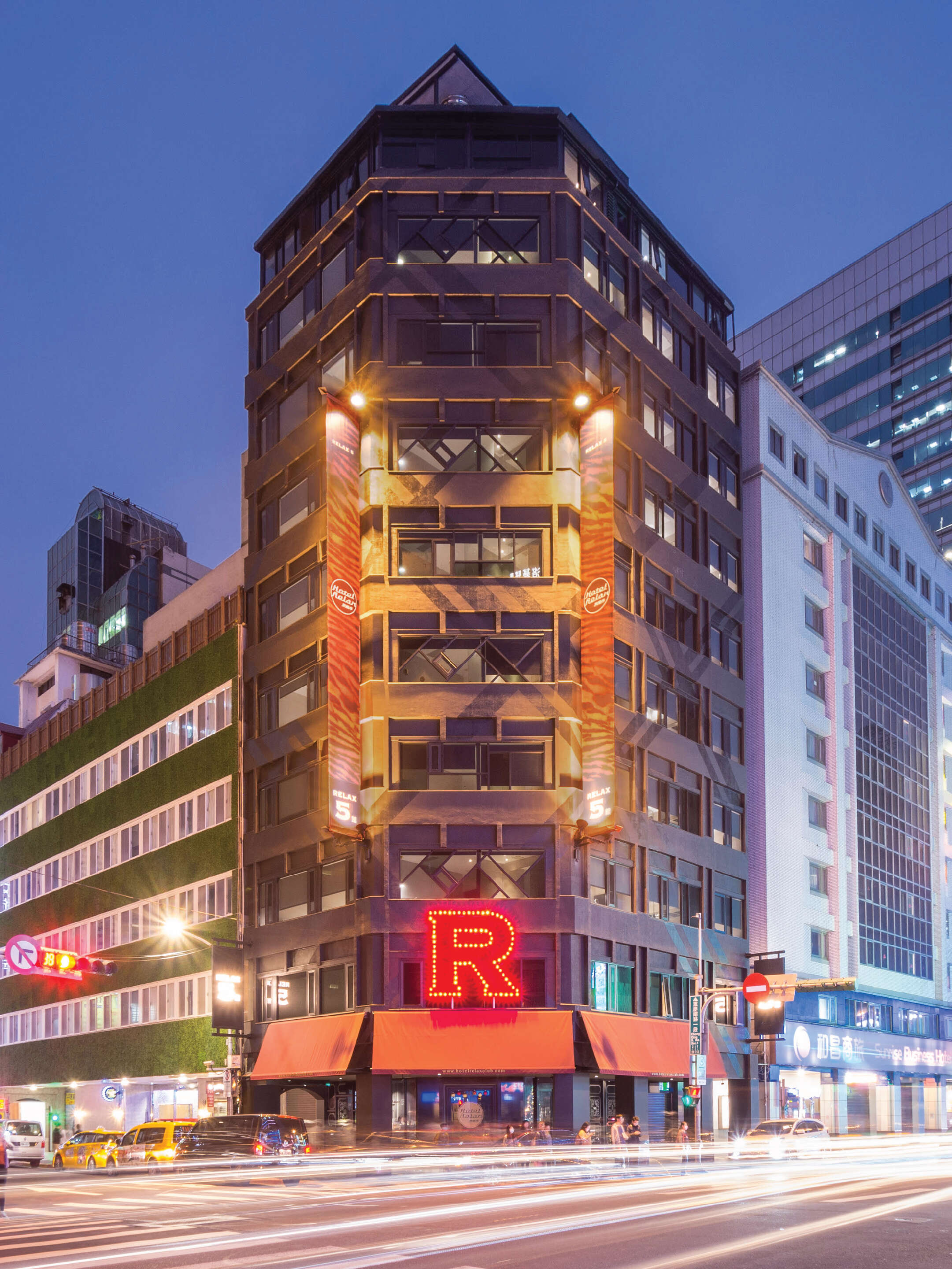 旅乐序精品旅馆五馆顶端的红色「R」灯牌更让人联想到动漫中的火箭队总部。（旅乐序精品旅馆提供）