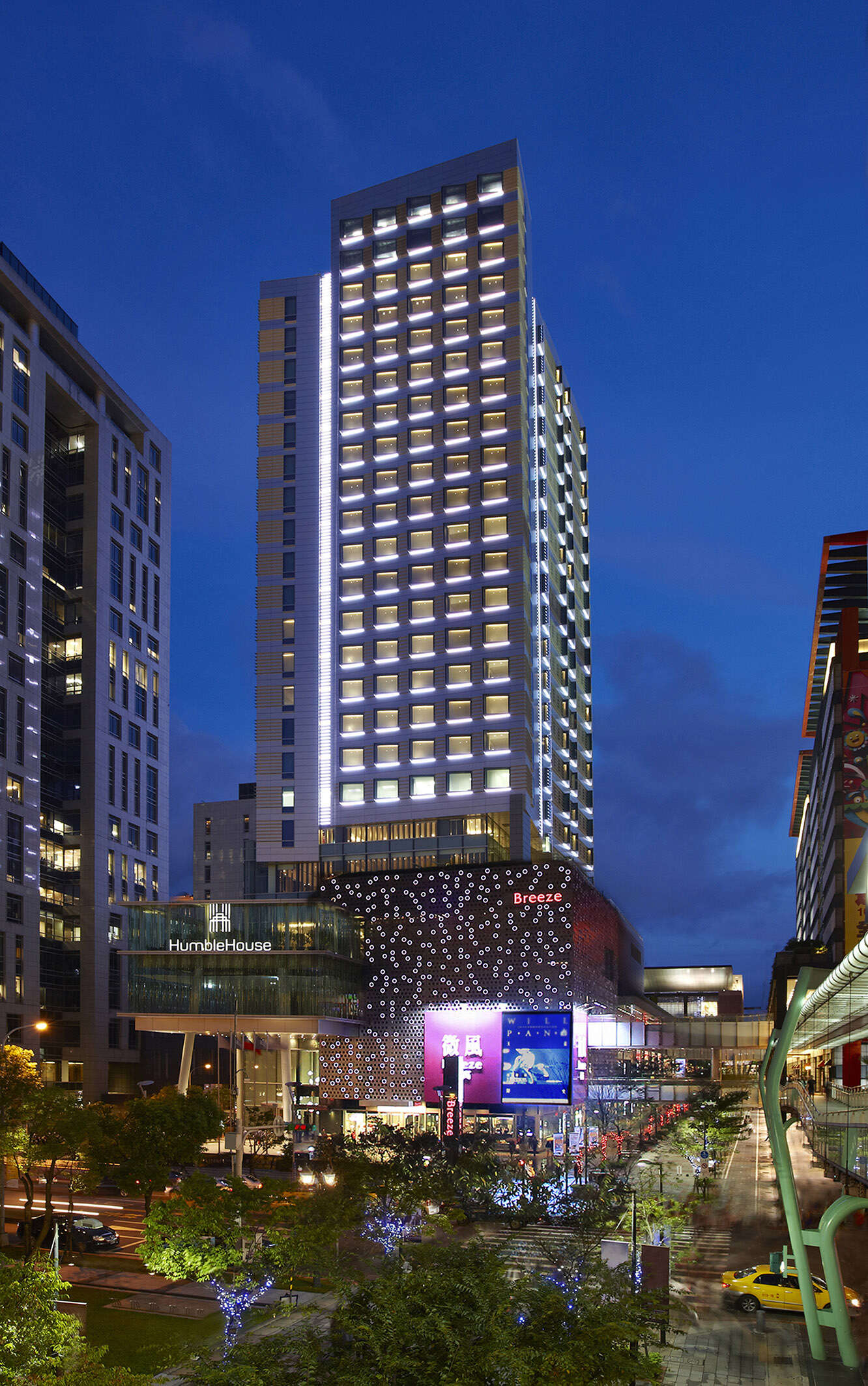饭店外观夜景。(台北艾丽酒店提供)