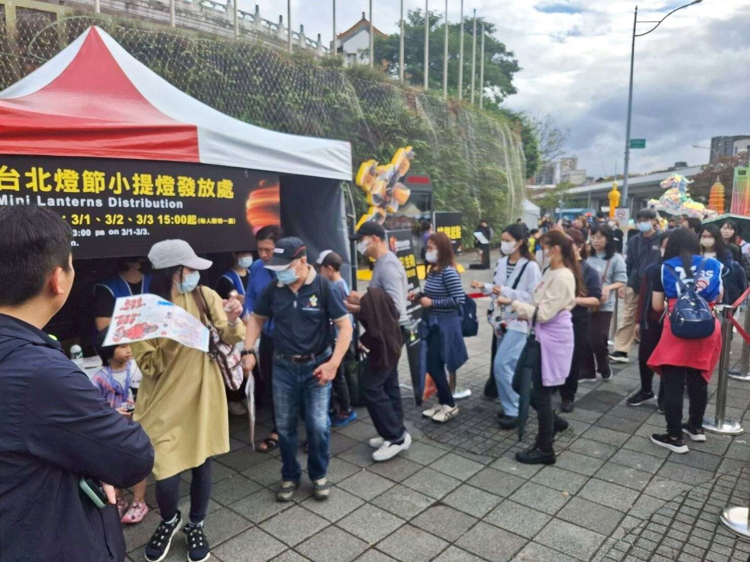 3月1日至3日双展区限量发送柯博文小提灯。（图片来源：台北市政府观光传播局）