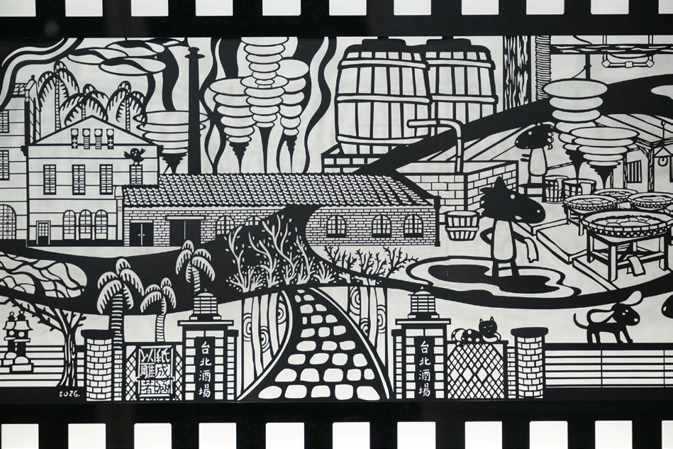 P10-13 文創聚落－4藝術家成若涵的作品《華山釀酒圖》，以紙雕呈現昔日酒廠釀酒場景。（圖／華山1914文化創意產業園區）