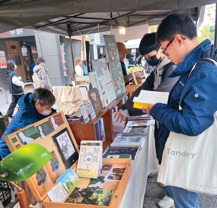 P14-1７藝文聚落－4「溫羅汀曬書節」透過書香市集讓閱讀走進戶外，形塑鮮明的文化風景。（圖／欒樹下書房）
