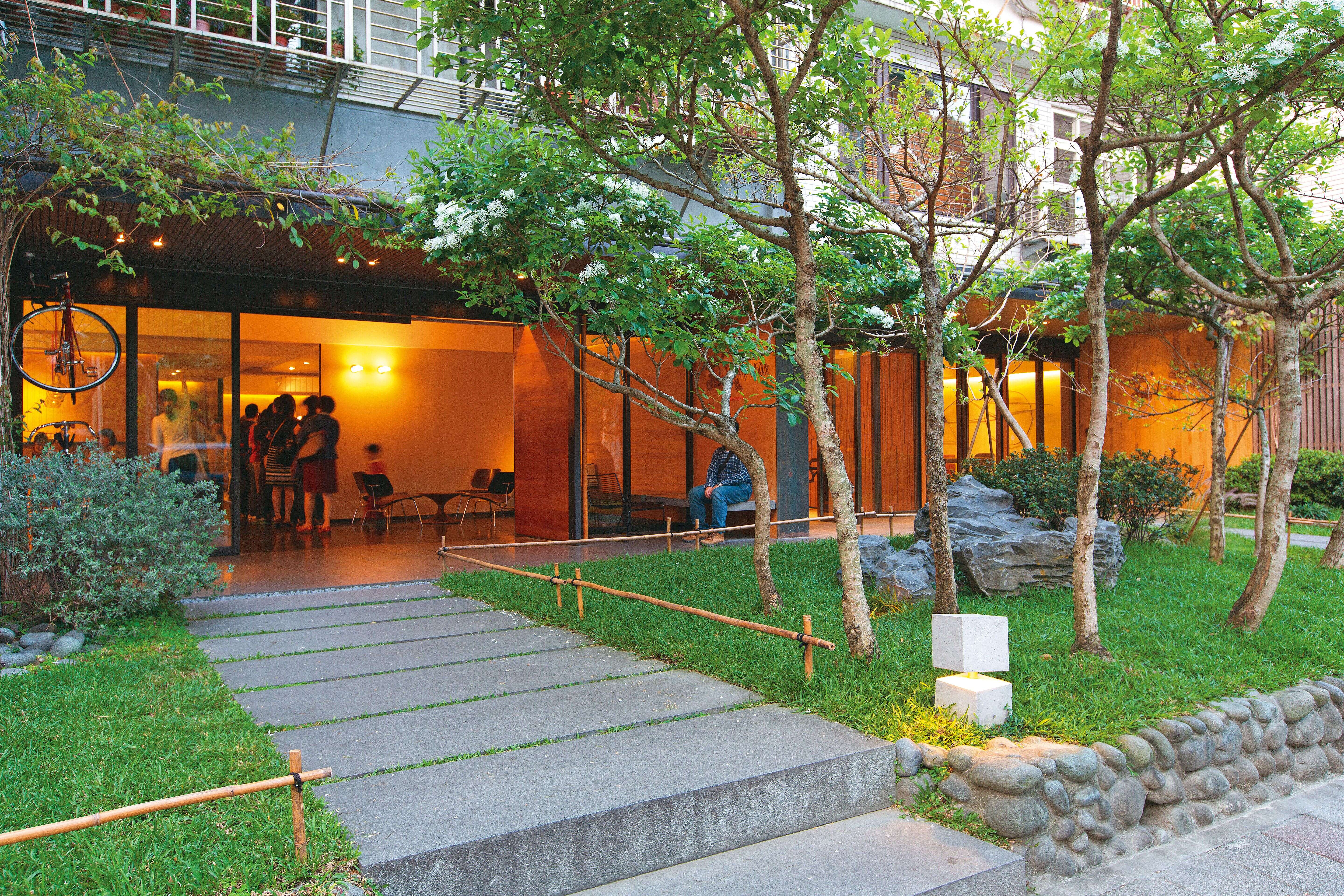 P28-31 風格－3「微熱山丘」敞開庭院迎客，造景設計與社區綿延的綠意自然交融。（圖／微熱山丘）