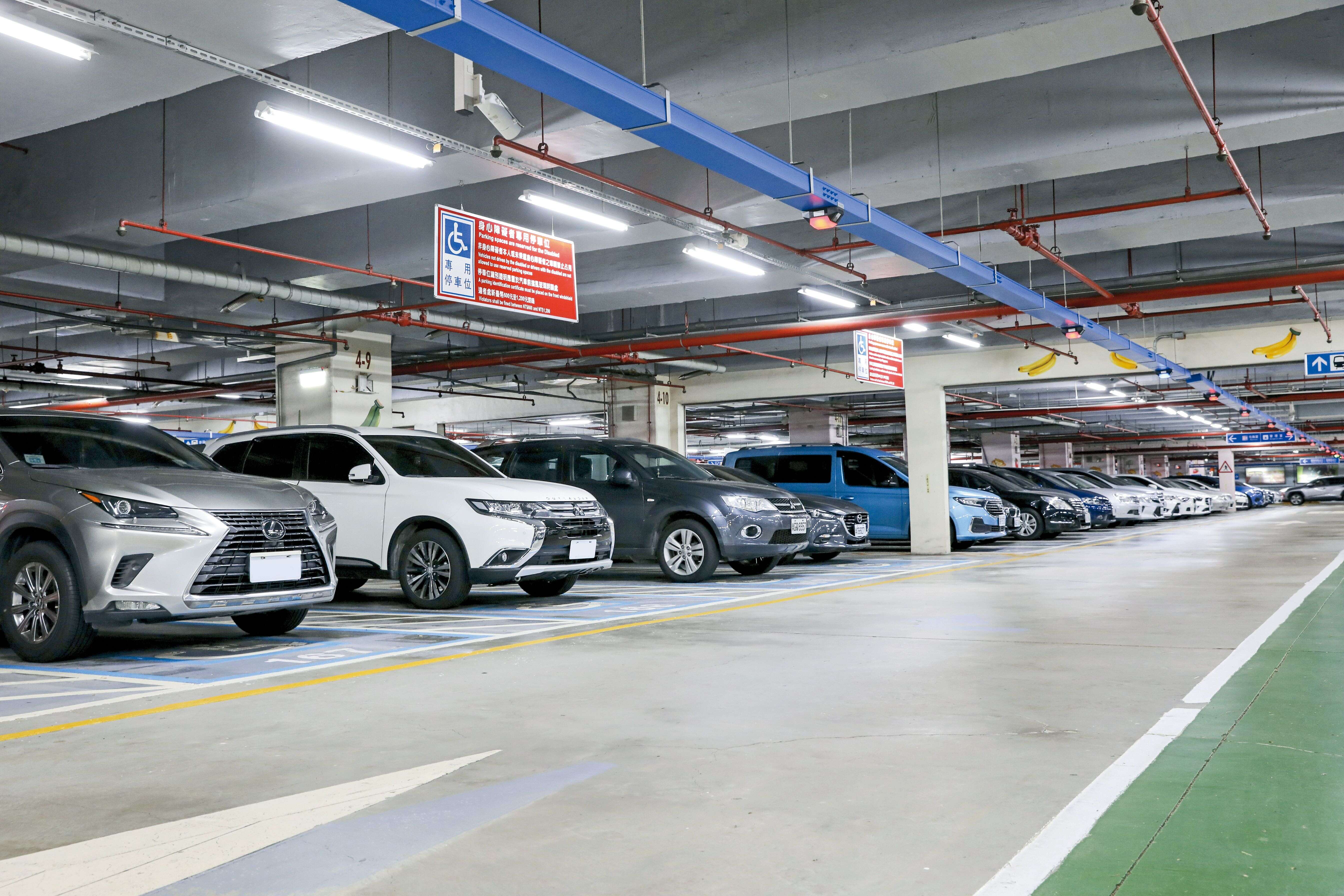 P38-41 台北新日常-5@蘇立坤-在台北市公有停車場的車輛若停放超過15日將拖吊移置。