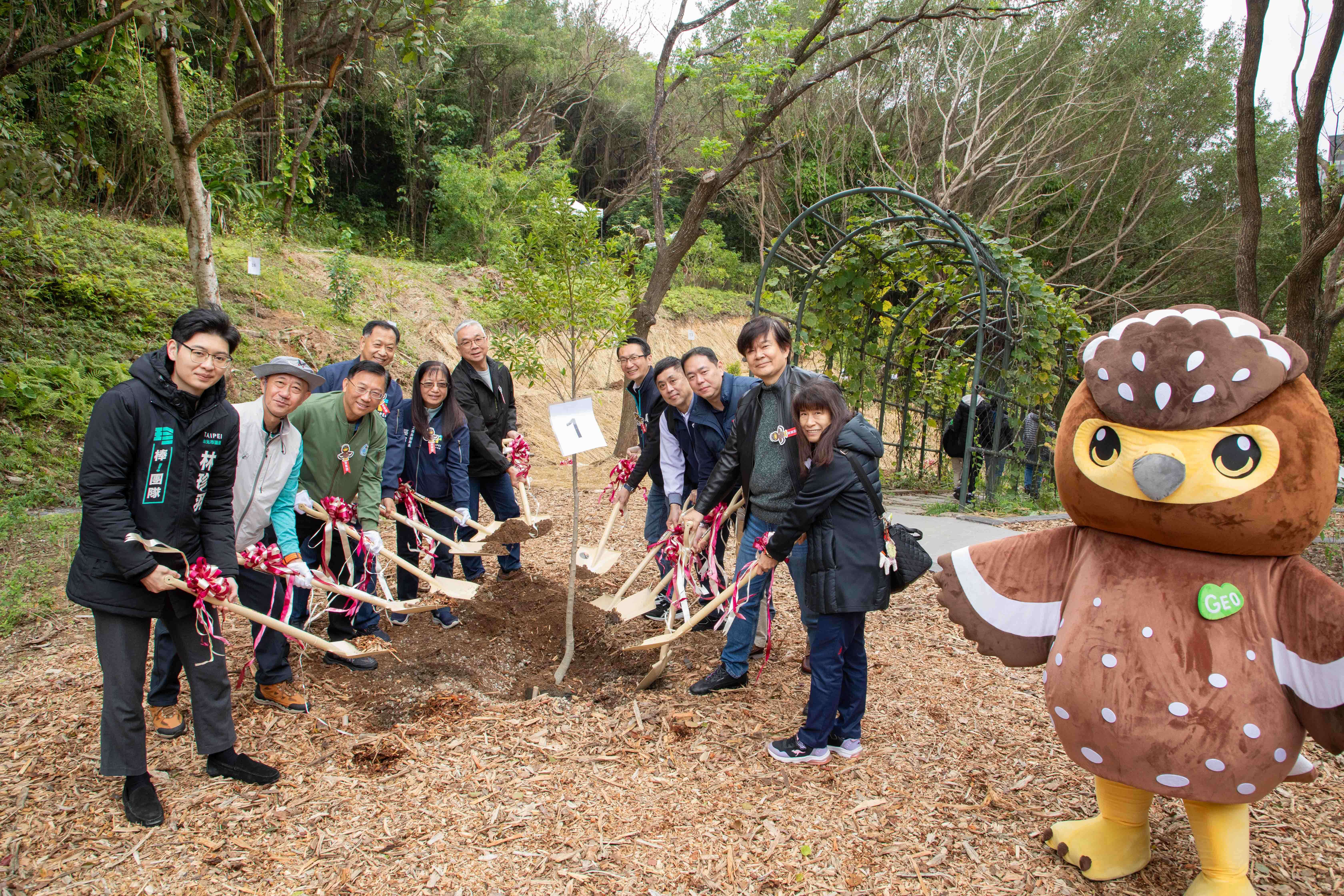 副局長與合作夥伴於雞南山共同種下永續樹苗（圖片來源：臺北市政府工務局大地工程處）