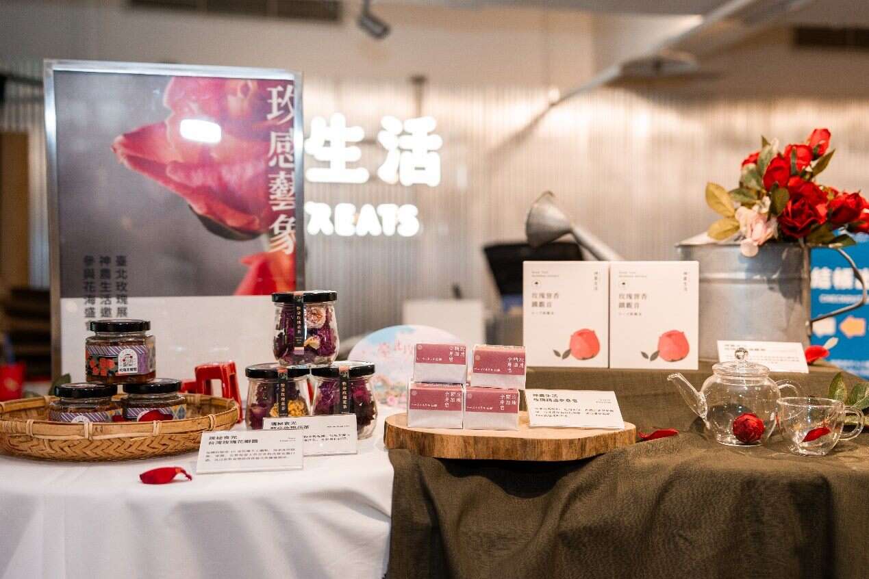 花博MAJI市集的神農生活販售多樣化玫瑰產品（圖片來源：臺北市政府工務局公園路燈工程管理處）