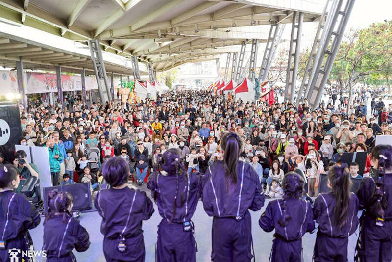 花博展區舞台表演吸引大批民眾欣賞（圖片來源：臺北市政府觀光傳播局）