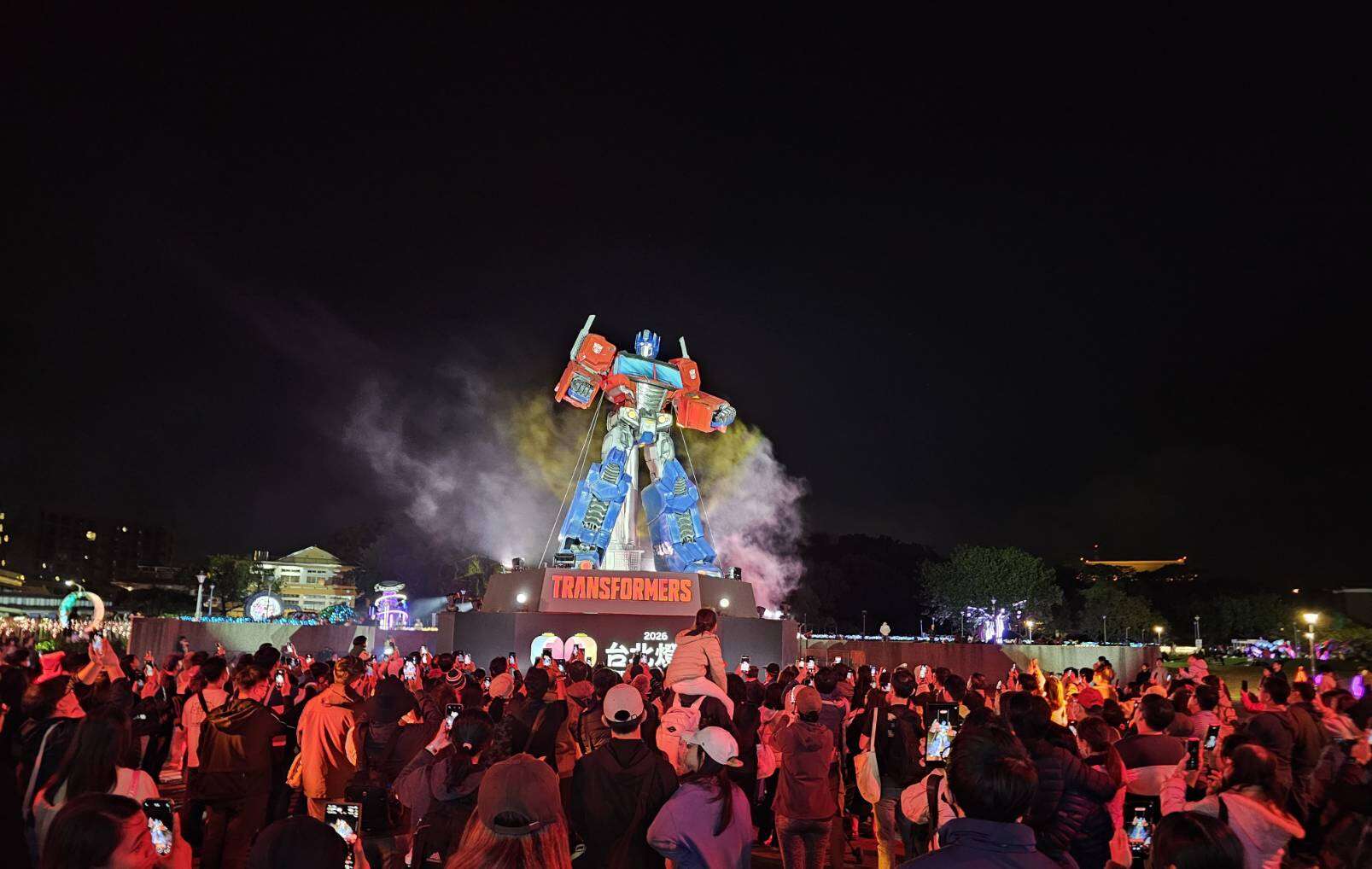 花博展區柯博文主燈在燈光與煙霧效果中搭配專屬音樂震撼登場，吸引大批民眾駐足欣賞。（圖片來源：臺北市政府觀光傳播局）