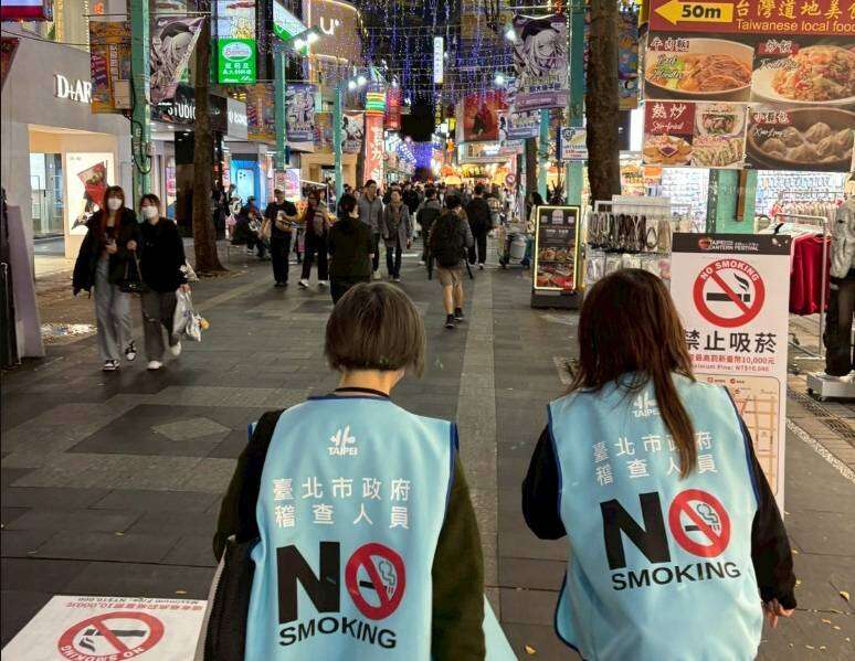 「2026台北燈節」首度實施禁菸措施，並規劃臨時吸菸區，現場可見許多工作人員及市府跨局處同仁協助勸導與稽查，提供民眾更舒適友善的賞燈環境。（圖片來源：臺北市政府觀光傳播局）