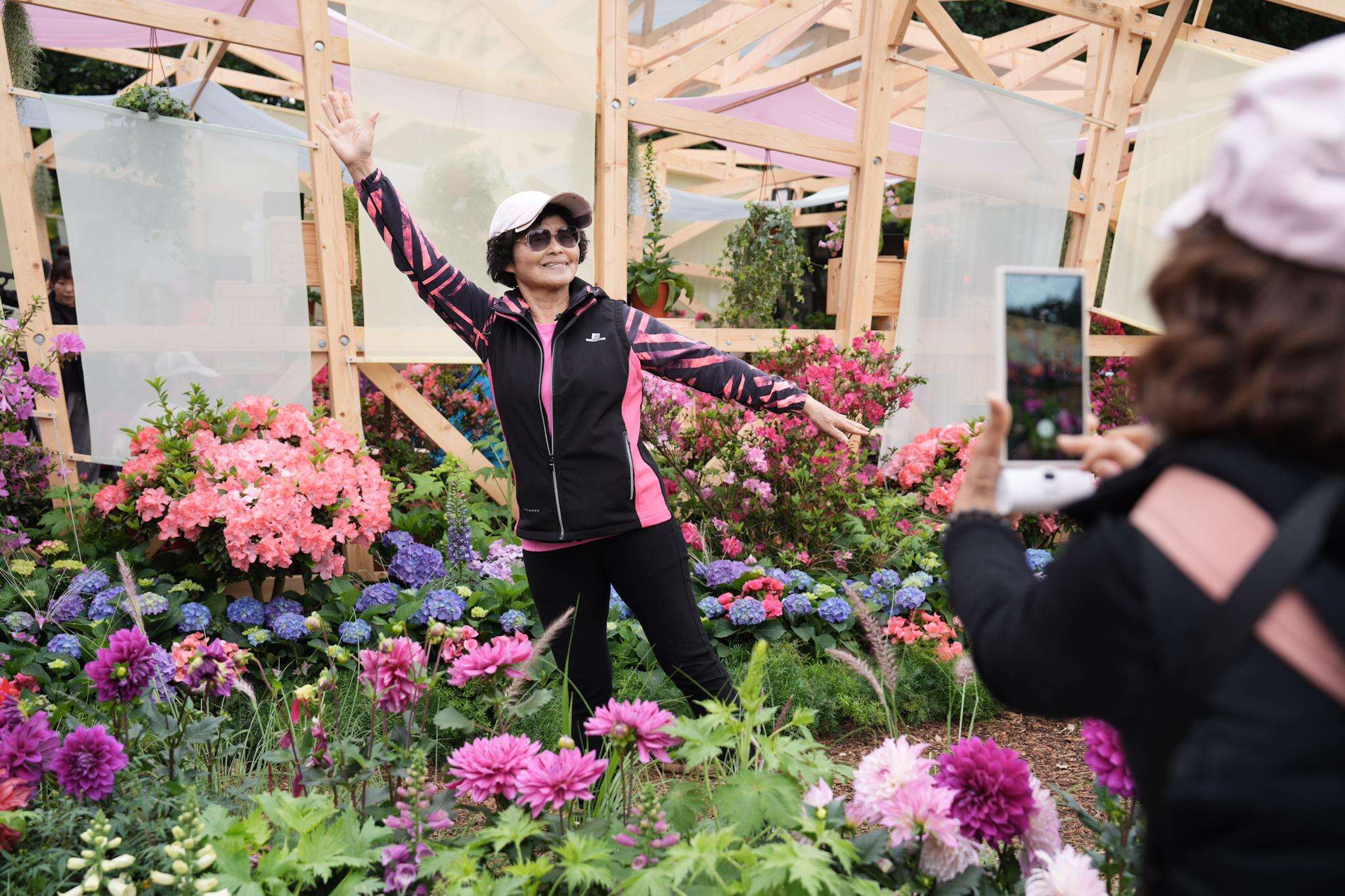 民眾於《拾花號 Ar'k》內參觀，欣賞春日花景。（圖片來源：臺北市政府工務局公園路燈工程管理處）