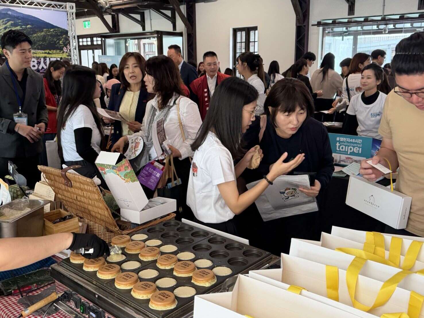 现场除设置赤峰街人气现烤红豆饼与拓印体验，让韩国业者在茶香、文化与街区特色中感受台北的城市温度（图片来源：台北市政府观光传播局）