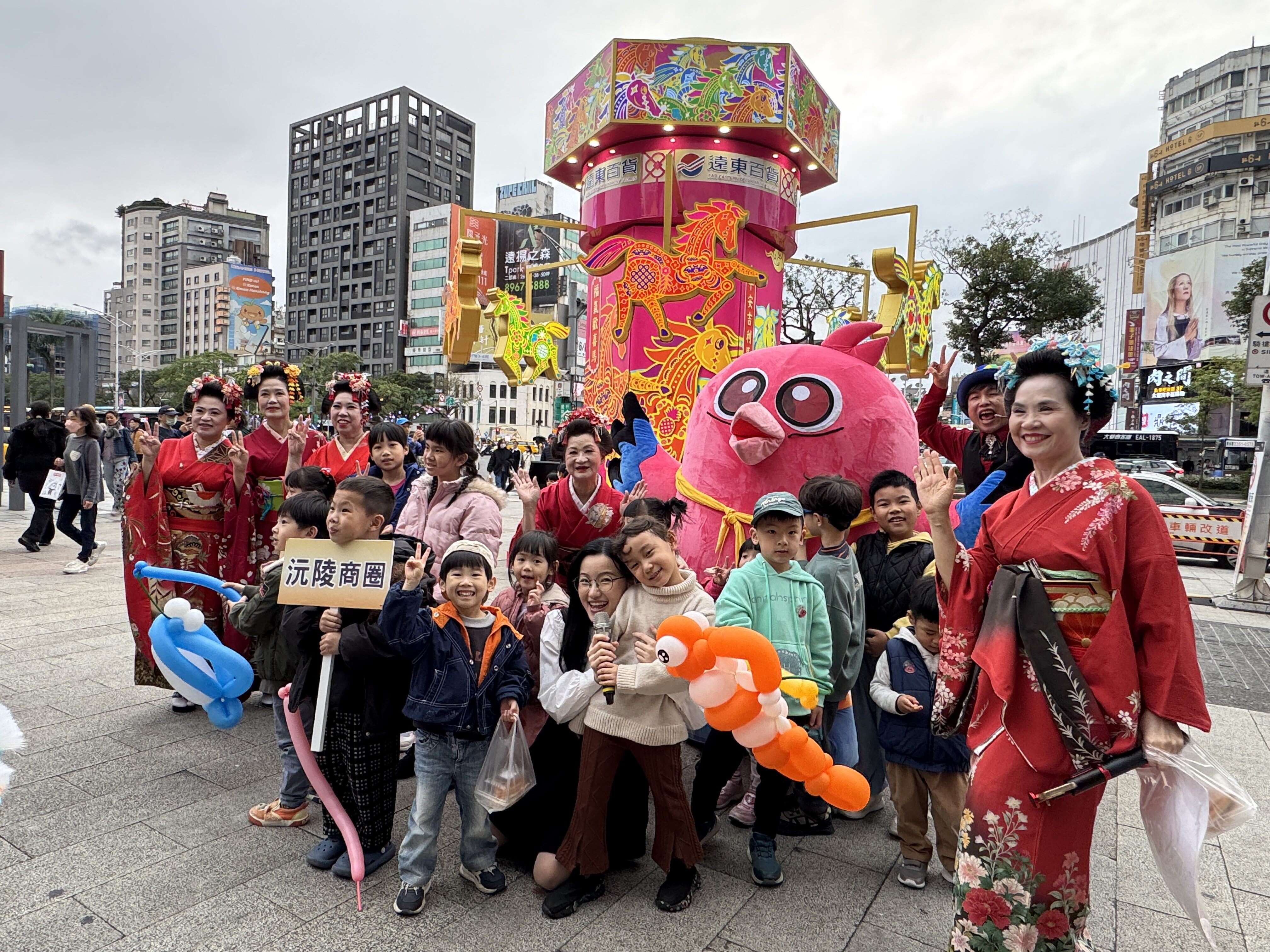 「2026點亮沅陵彩燈節」元宵踩街遊行隊伍，穿梭台北燈節西門展區。（圖片來源：臺北市政府觀光傳播局）