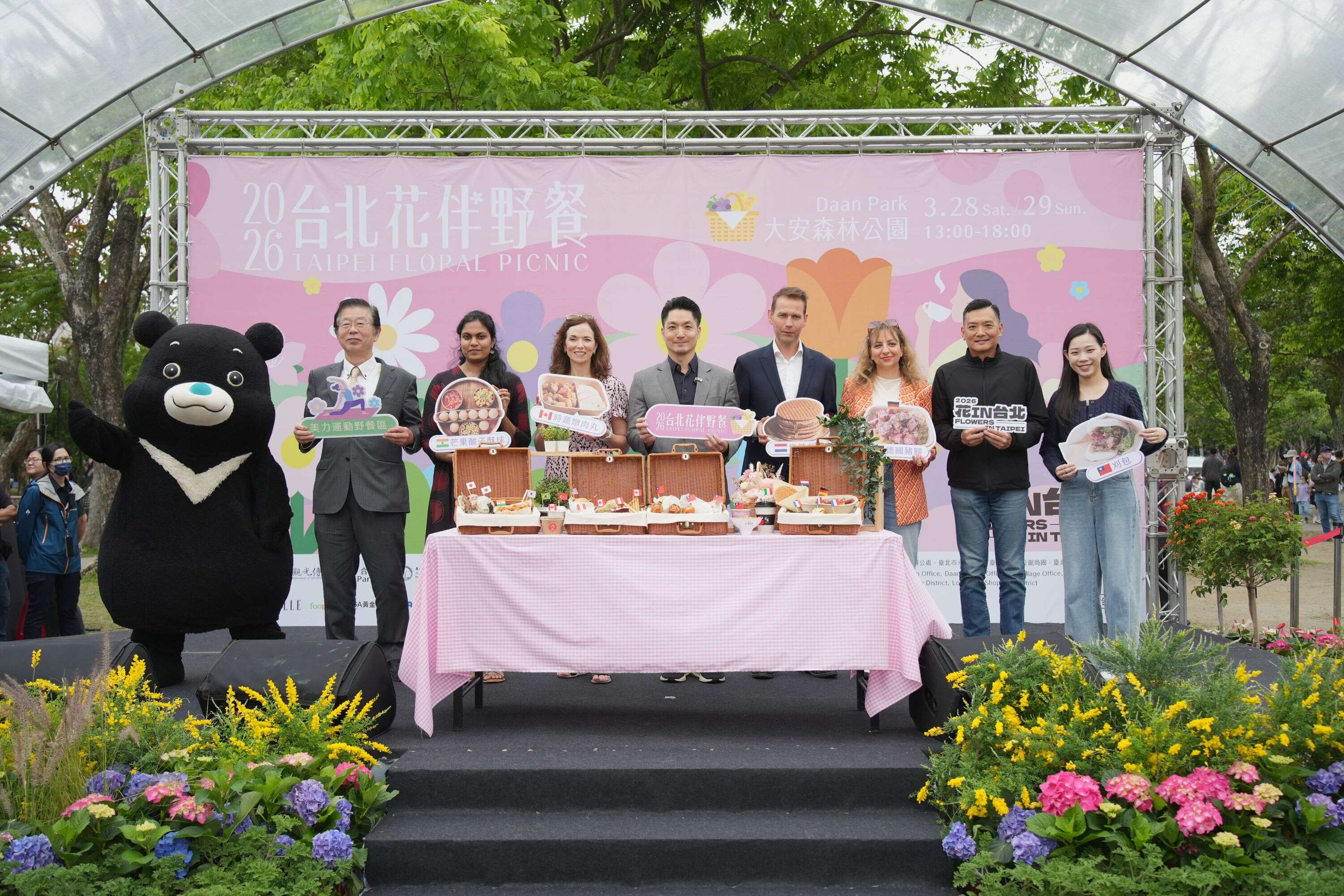 蔣萬安市長與加拿大、荷蘭、印度及德國駐臺代表，共同開箱野餐籃，介紹各國野餐代表美食。（圖片來源：臺北市政府觀光傳播局）