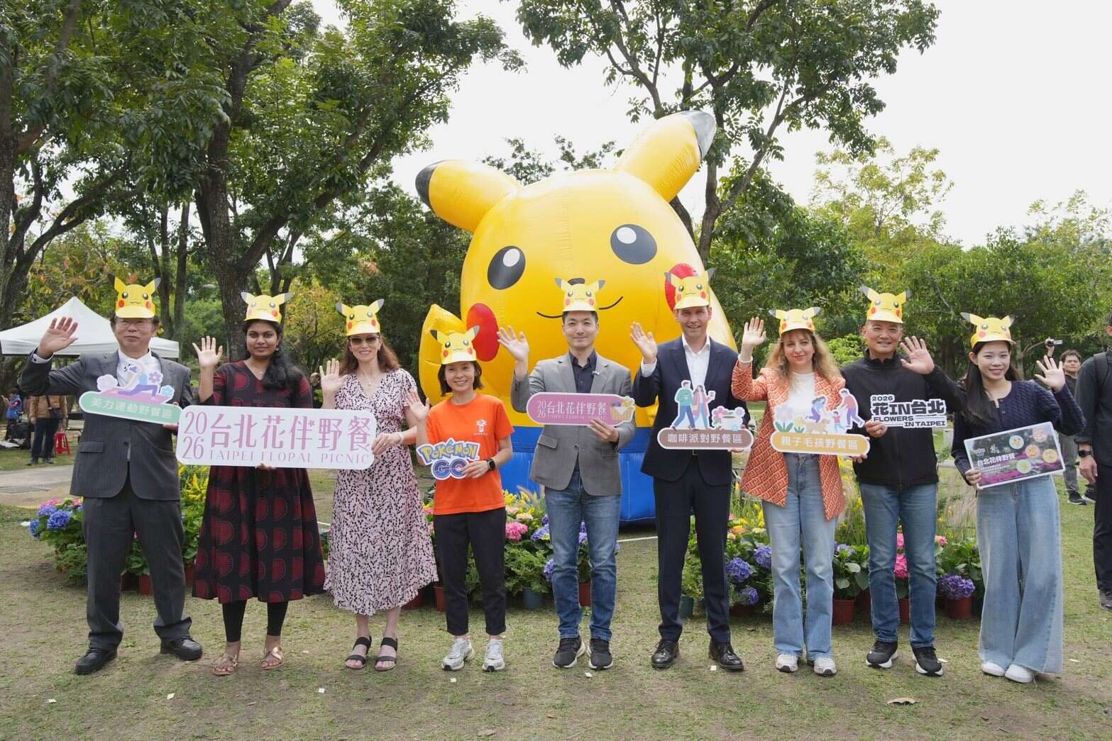 臺北市長蔣萬安與貴賓們在大型寶可夢氣球前合影。（圖片來源：臺北市政府觀光傳播局）