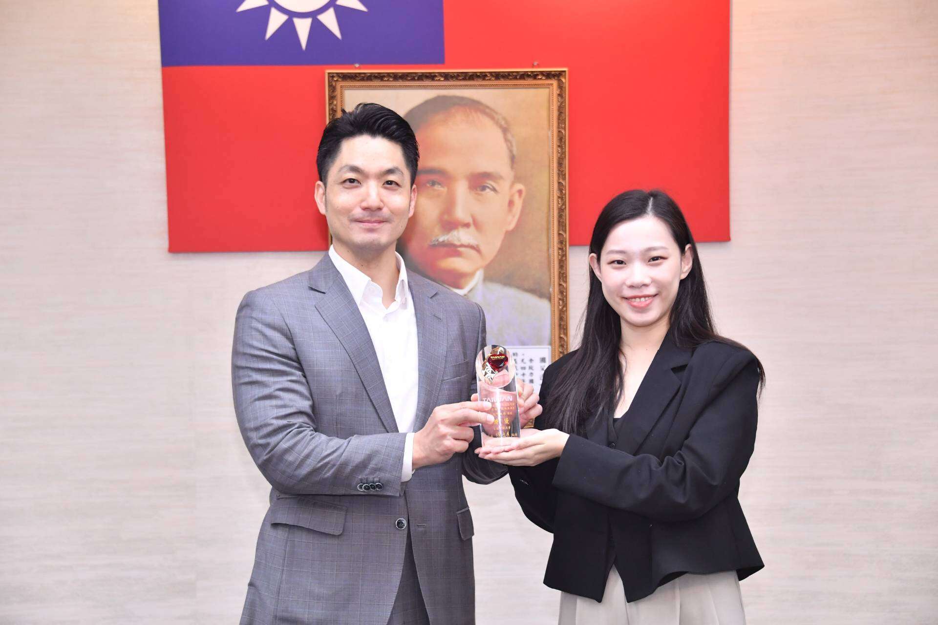觀傳局余祥局長向蔣萬安市長獻獎（圖片來源：臺北市政府觀光傳播局）