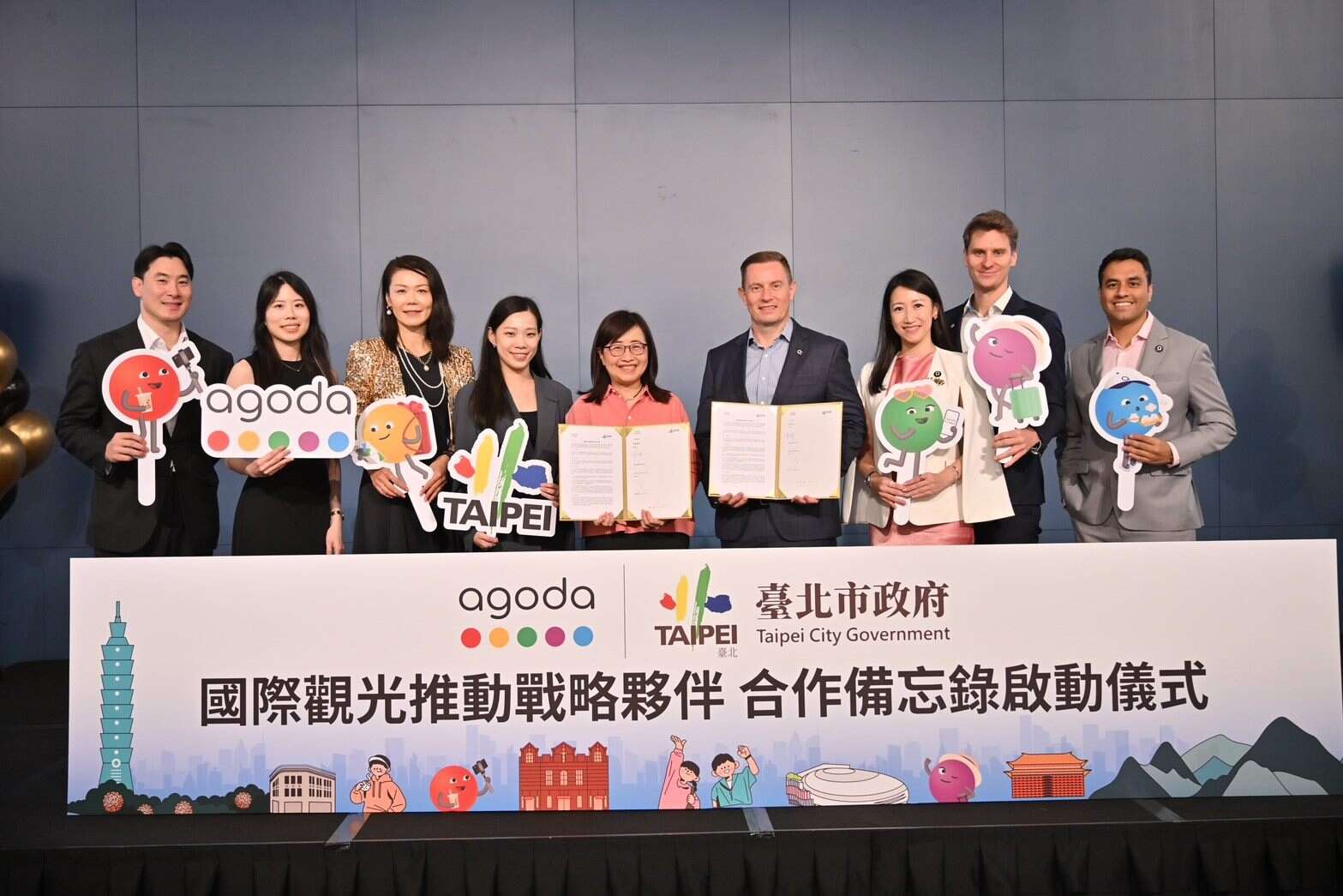 臺北市副市長林奕華、觀光傳播局余祥局長、 Agoda 全球資深副總裁 Andrew Smith與Agoda團隊合影（圖片來源：臺北市政府觀光傳播局）