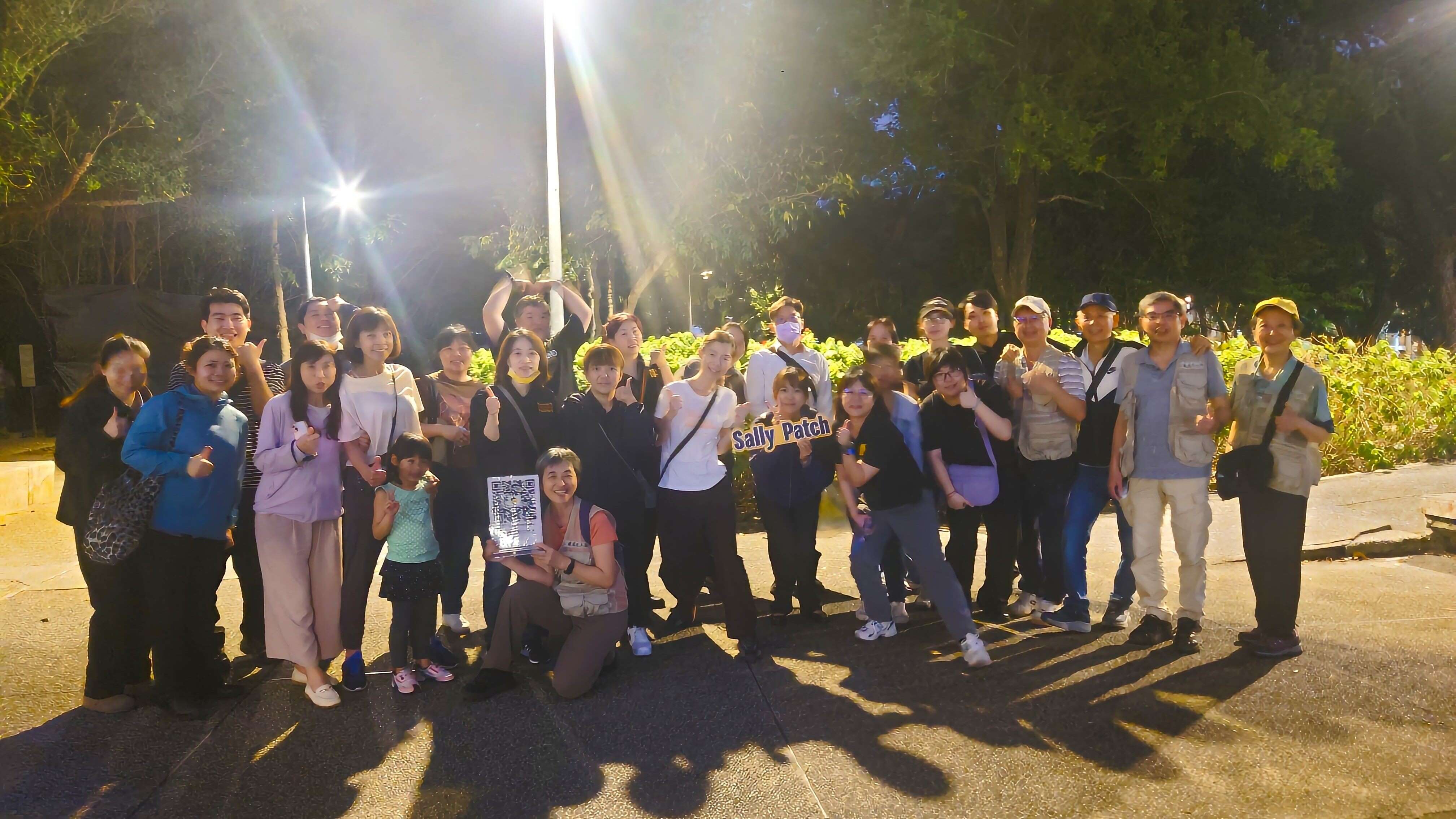 賞螢季開跑首頁，樂星志工隊特開一場生態導覽，提供麥當勞同仁共賞火金姑回娘家盛景。（圖片來源：臺北市政府工務局公園路燈工程管理處）